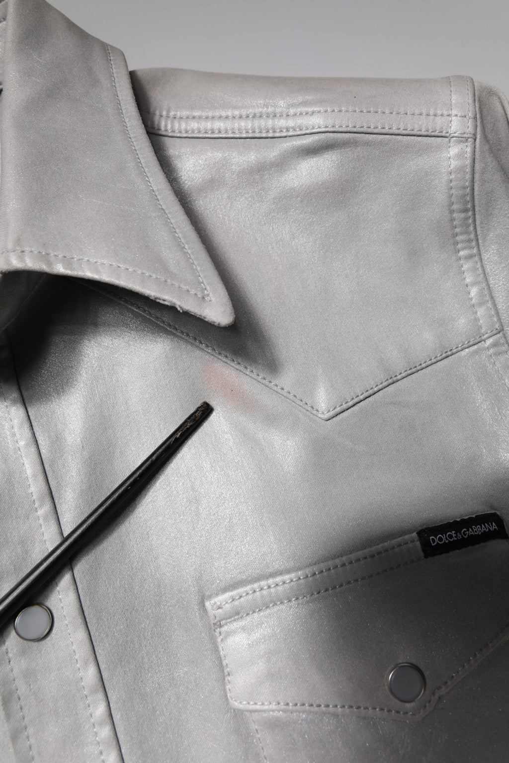 Chemise boutonnée en coton gris métallique Dolce & Gabbana, vue de face, détails des boutons et texture du tissu visible.