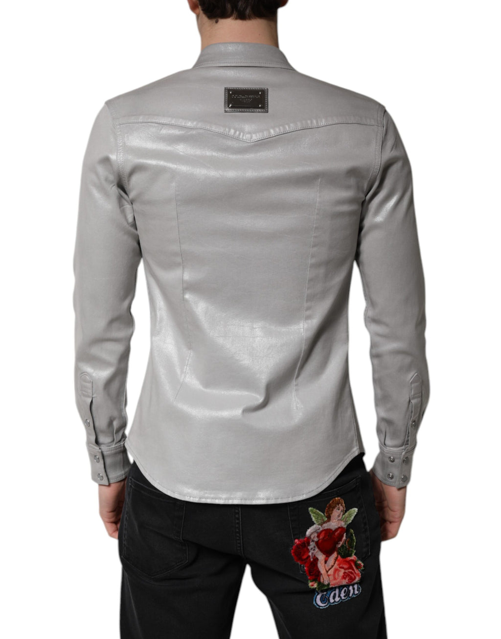 Chemise en coton gris métallique Dolce & Gabbana à boutons, élégante et moderne, visible en gros plan dans l'image.