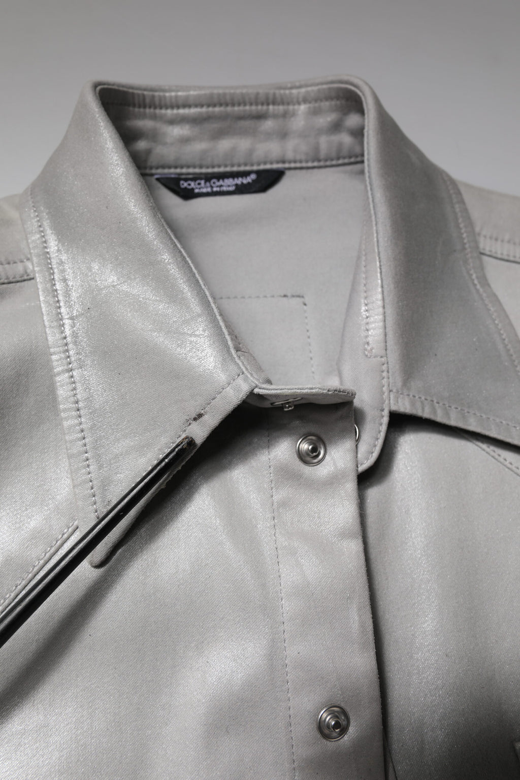 Chemise en coton gris métallisé à boutons de Dolce & Gabbana, style élégant et moderne.