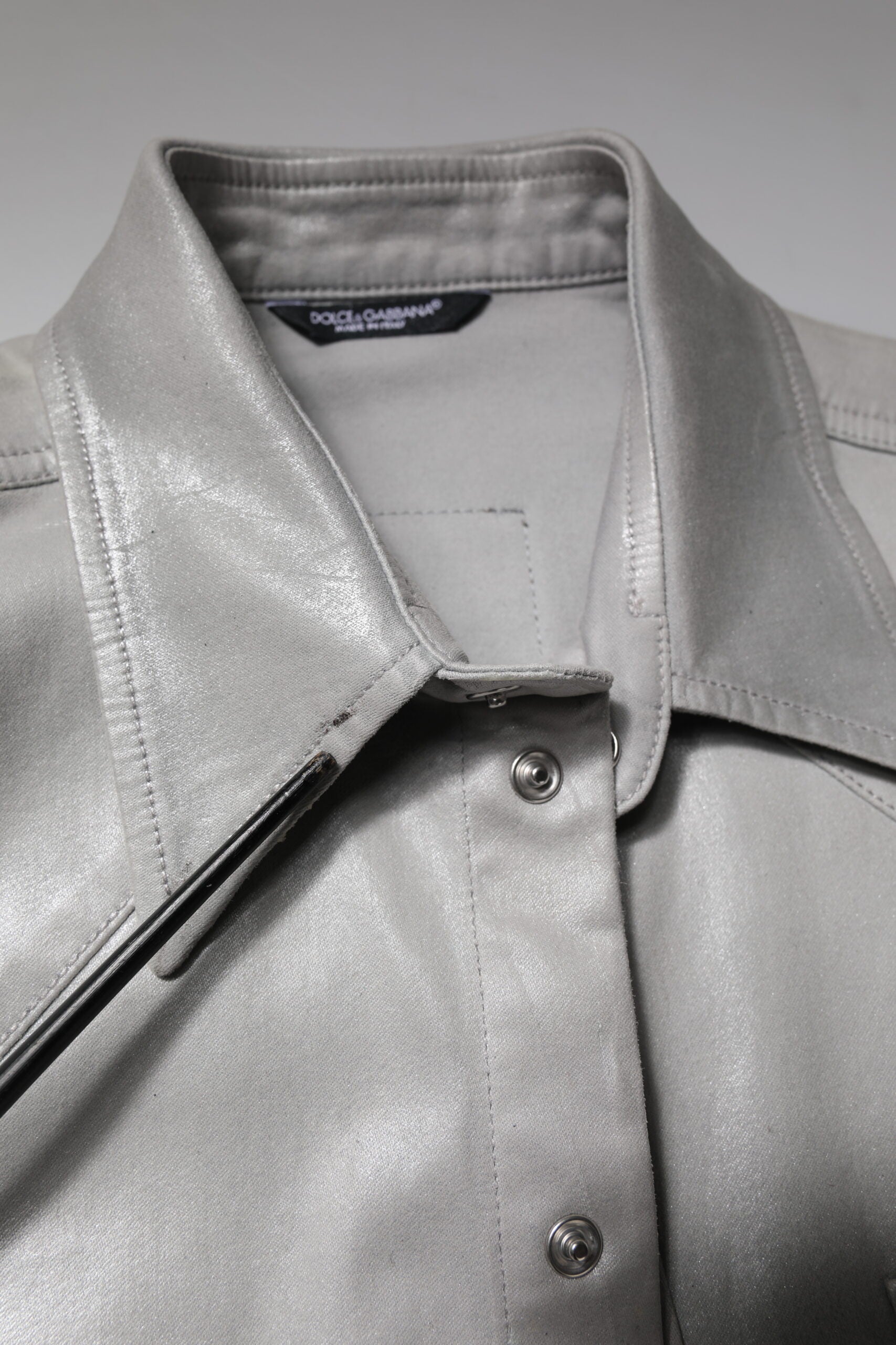 Chemise en coton gris métallisé à boutons de Dolce & Gabbana, style élégant et moderne.