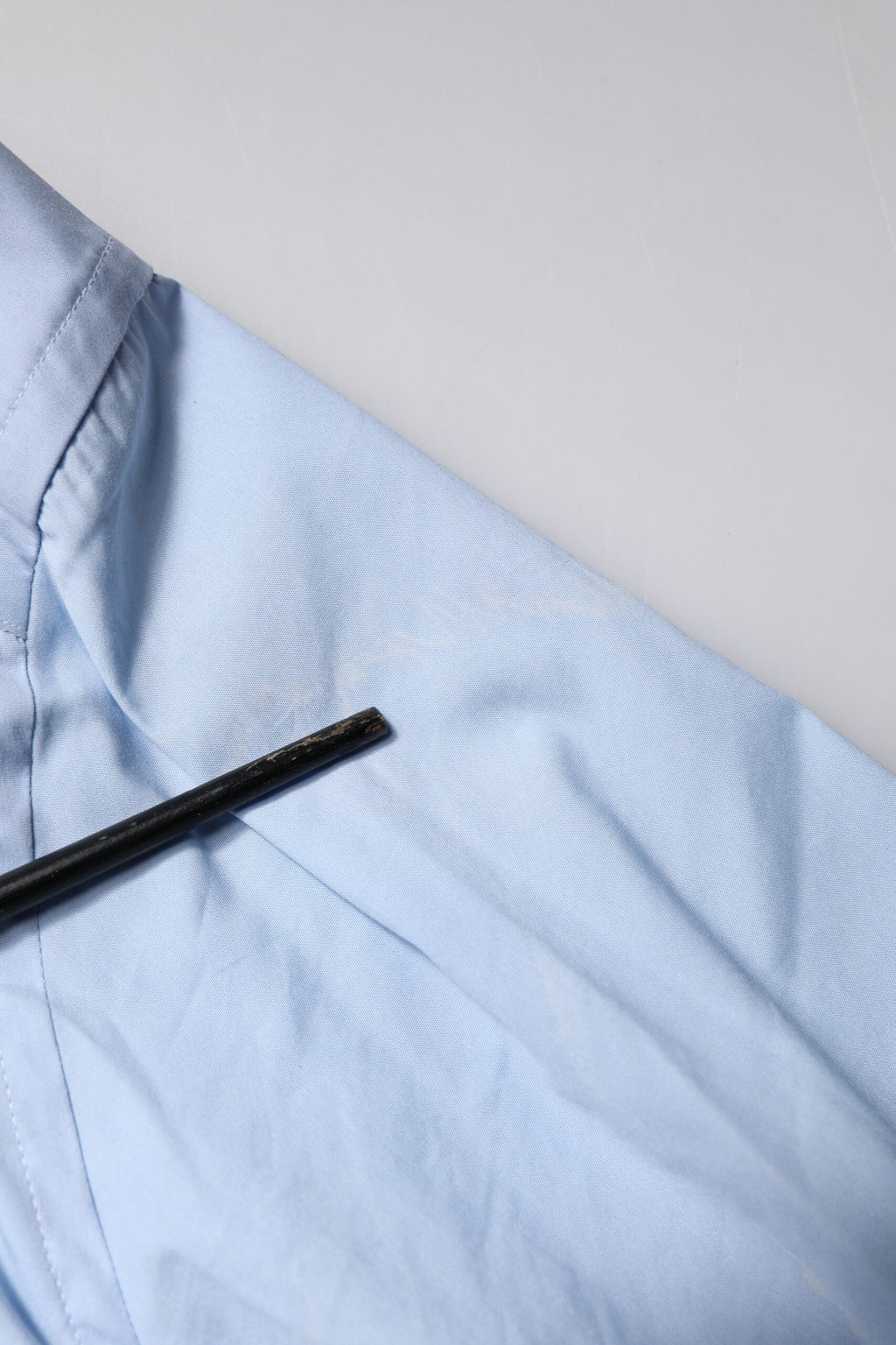 Chemise formelle Dolce & Gabbana Light Blue en coton avec détails dorés, élégante et sophistiquée pour occasions spéciales.