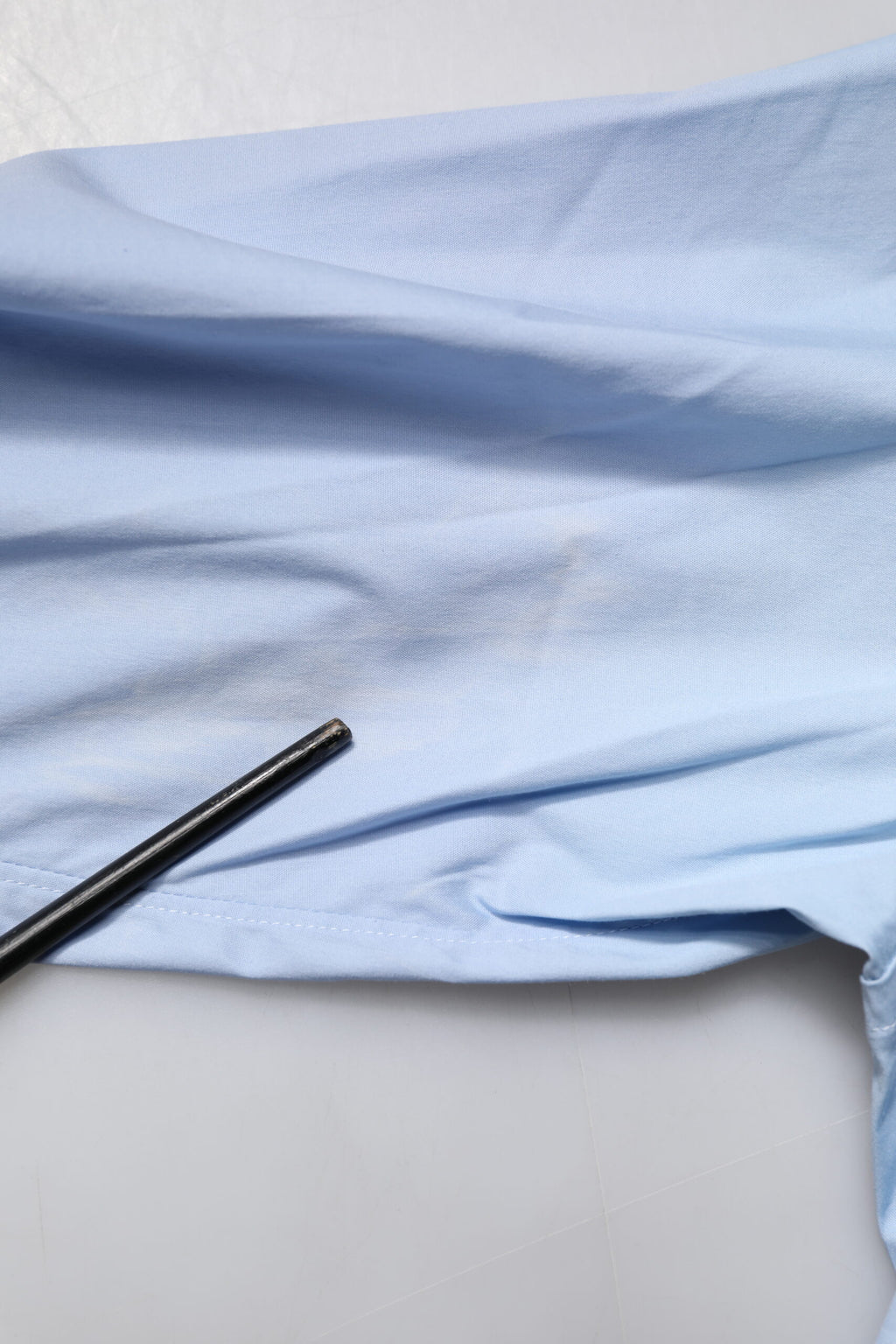 Chemise formelle Dolce & Gabbana Light Blue en coton avec détails dorés, vue de face.