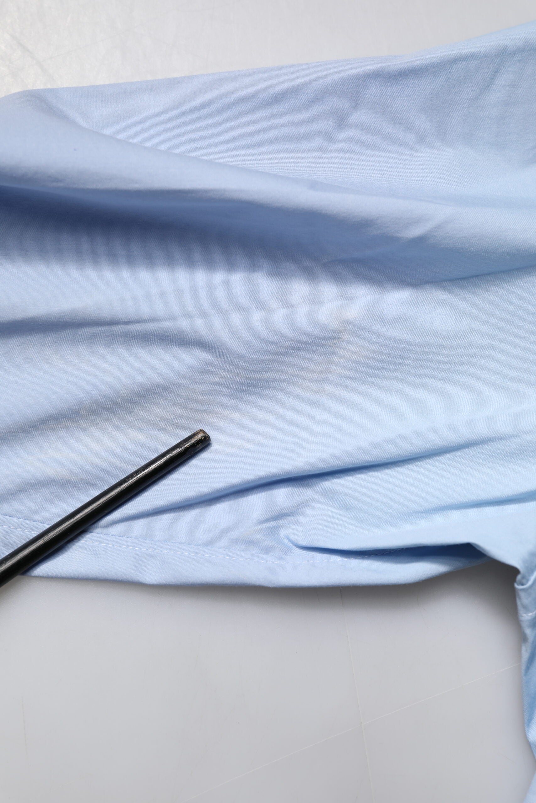 Chemise formelle Dolce & Gabbana Light Blue en coton avec détails dorés, vue de face.