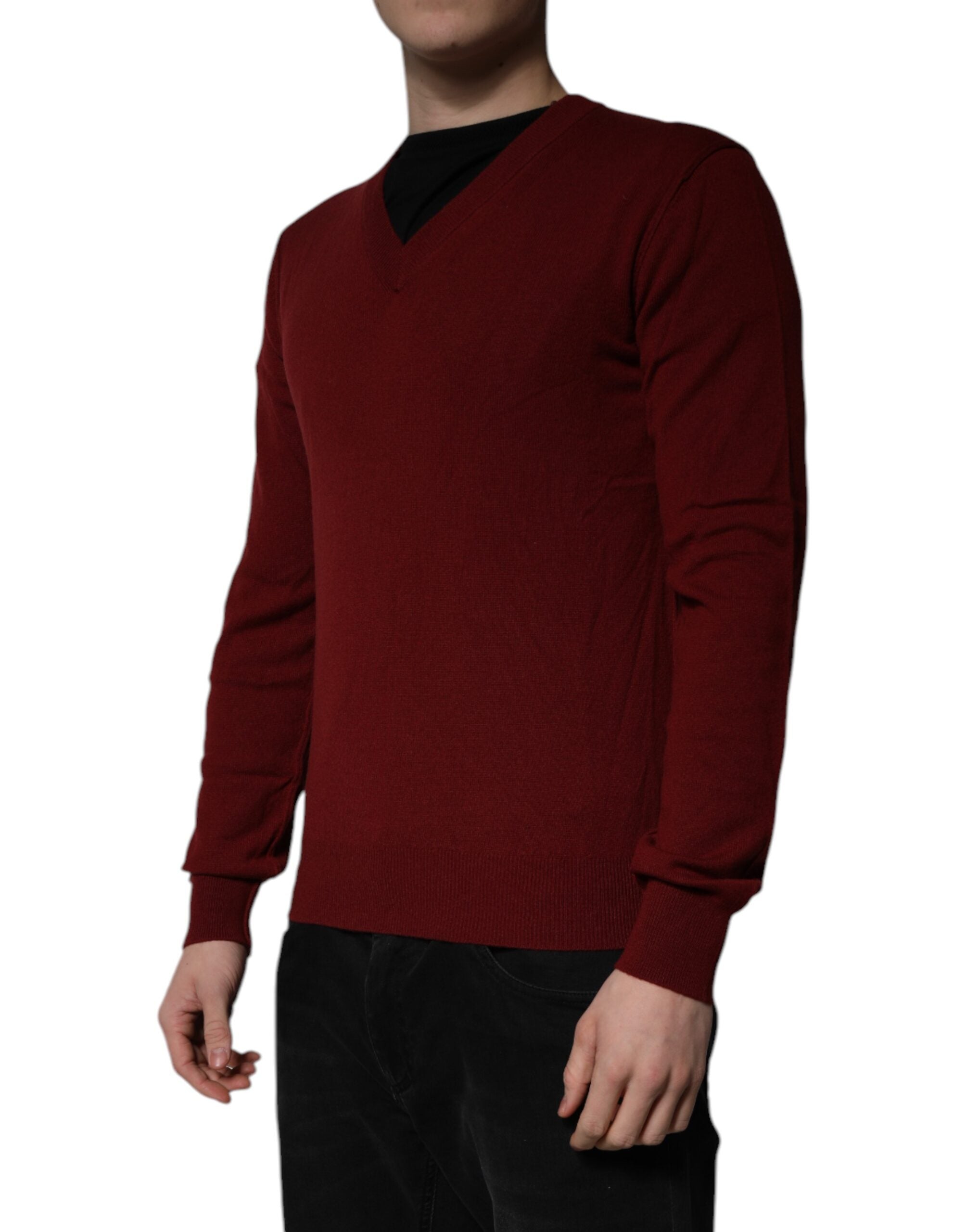 Pull en cachemire marron foncé Dolce & Gabbana pour homme avec col en V, doux et élégant.