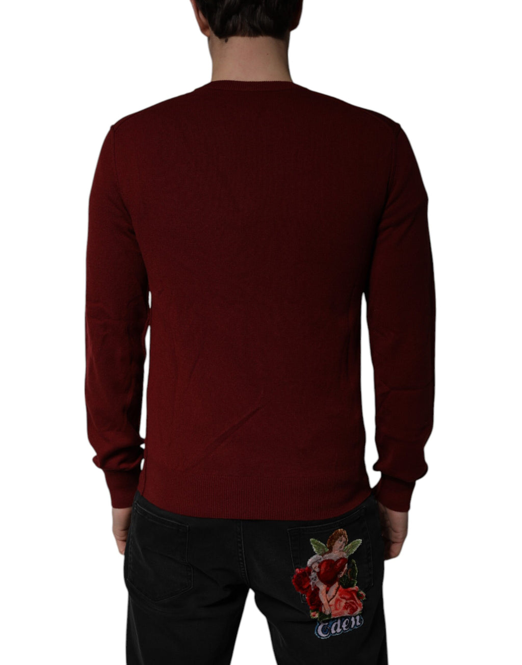 Pull en cachemire bordeaux Dolce & Gabbana pour homme avec col en V, doux et élégant, porté sur un mannequin.