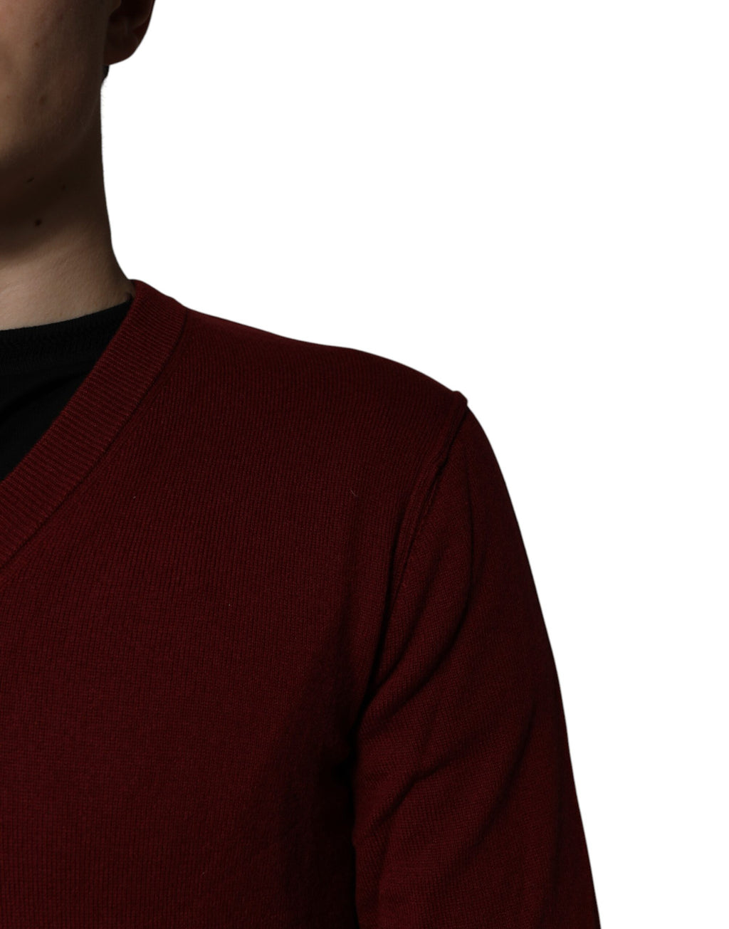 Pull à col en V en cachemire bordeaux Dolce & Gabbana pour homme, doux et élégant, visible sur le mannequin.
