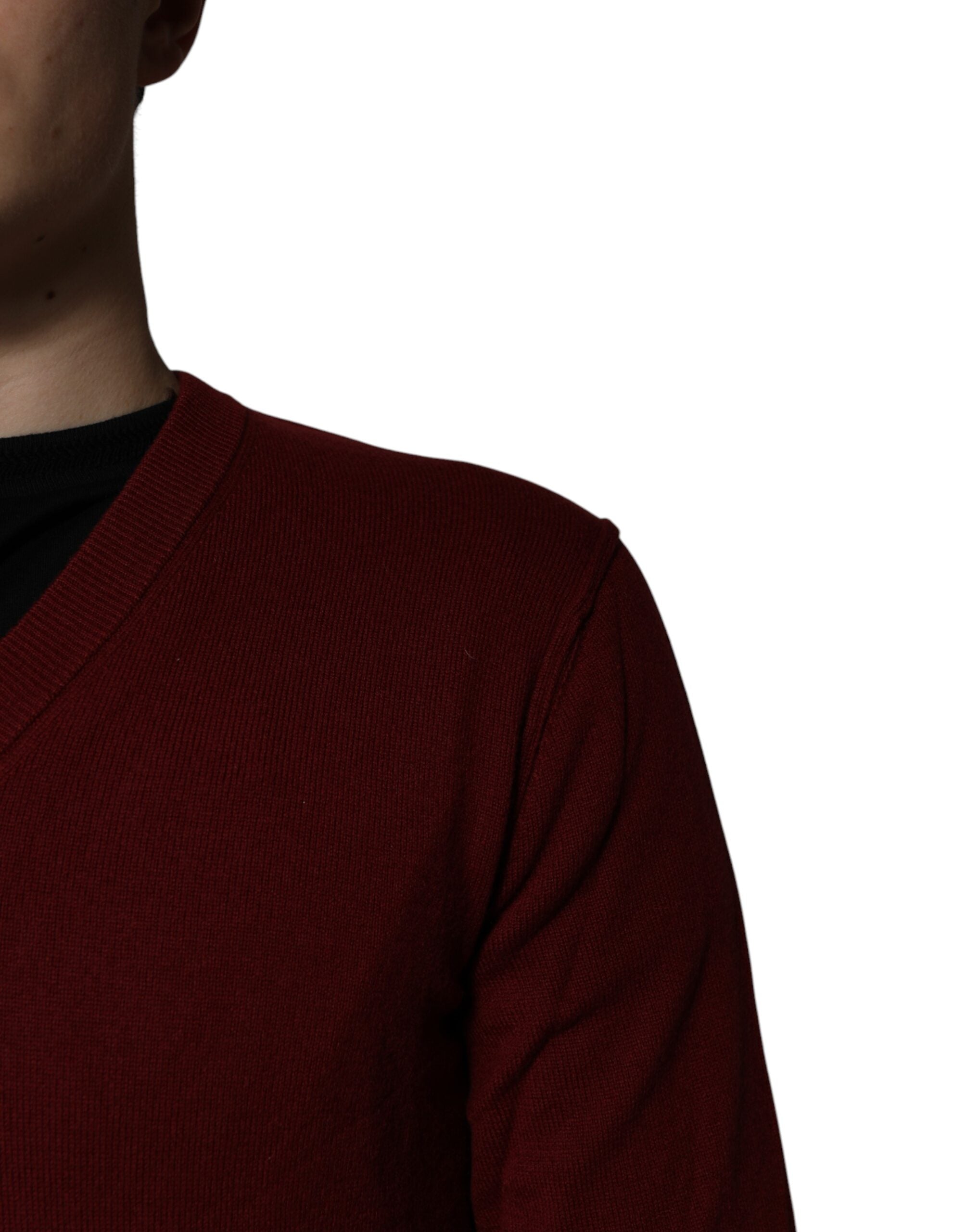 Pull à col en V en cachemire bordeaux Dolce & Gabbana pour homme, doux et élégant, visible sur le mannequin.