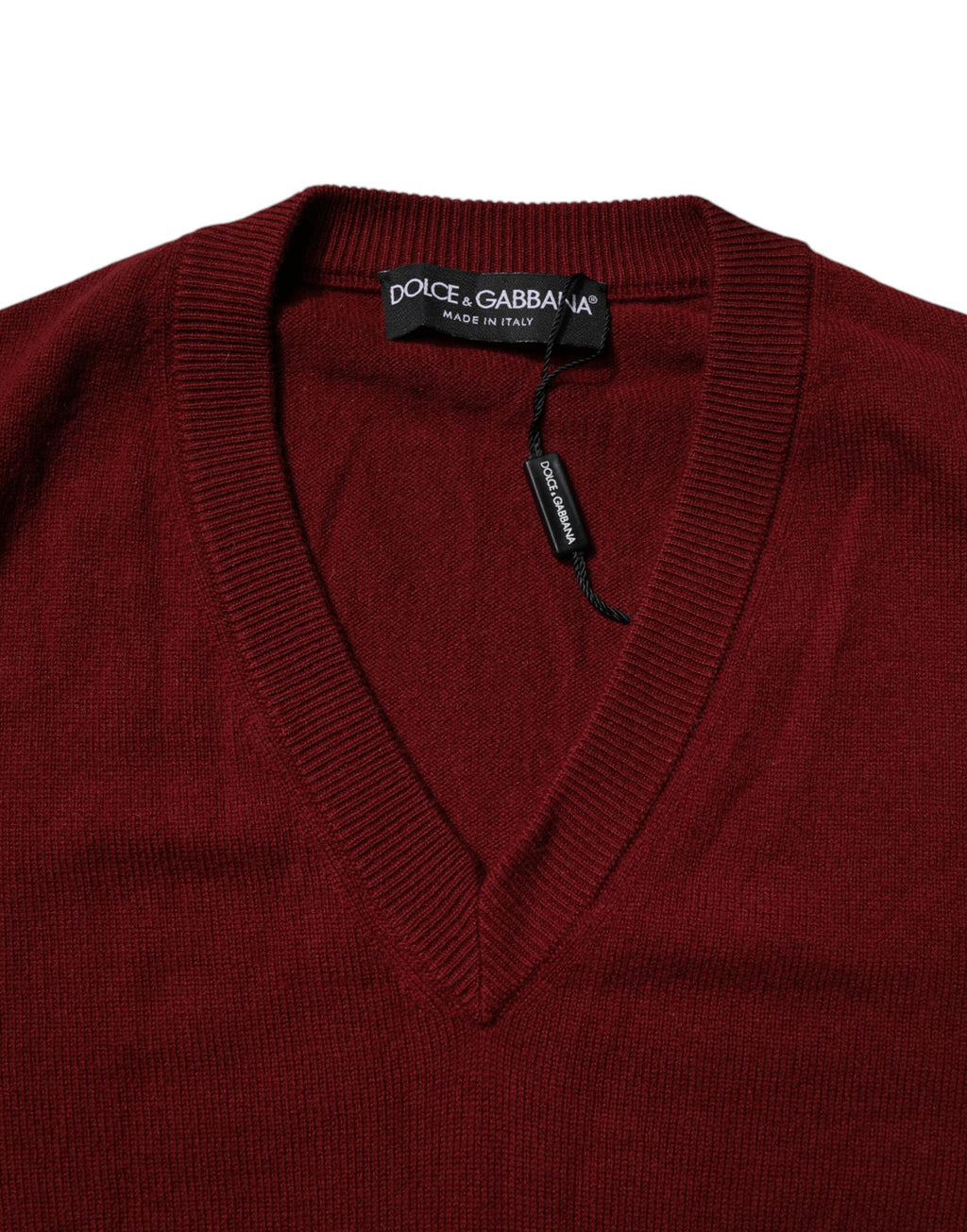 Pull-over homme en cachemire bordeaux Dolce & Gabbana avec col en V, doux et élégant, parfait pour un look sophistiqué.