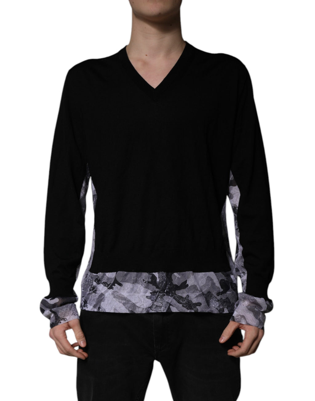 Pull à col en V camouflage noir Dolce & Gabbana, pull-over en laine avec motif camouflage, style élégant et décontracté.