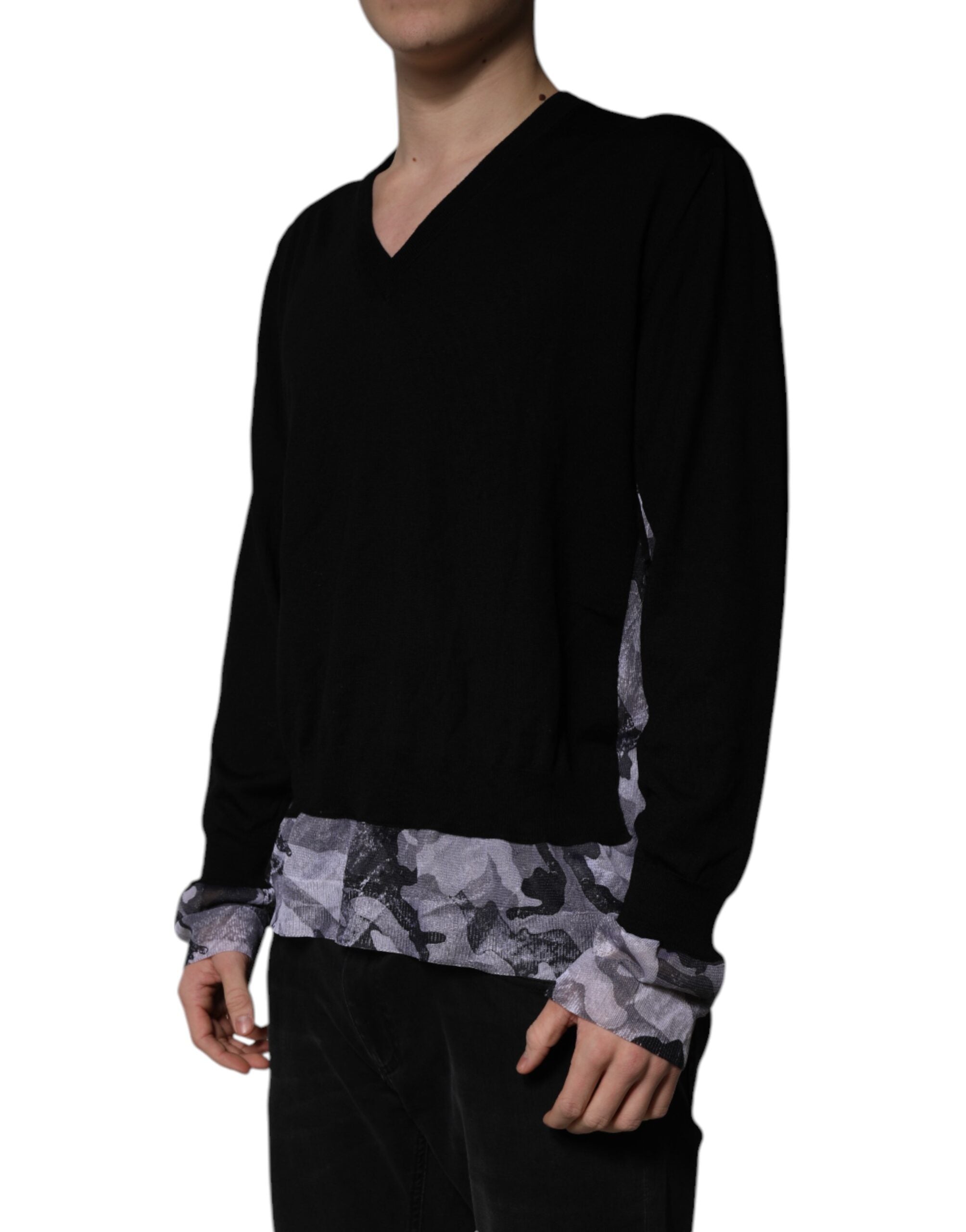 Pull à col en V noir camouflage Dolce & Gabbana, pull-over en laine avec motif camouflage noir et gris.