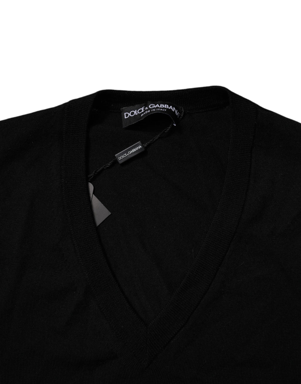 Pull en cachemire noir camouflage Dolce & Gabbana avec col en V, détails modernes et style élégant visible sur l'image.