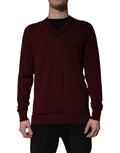 Pull homme en cachemire marron bordeaux Dolce & Gabbana avec col en V, élégant et doux, porté sur un mannequin gris.