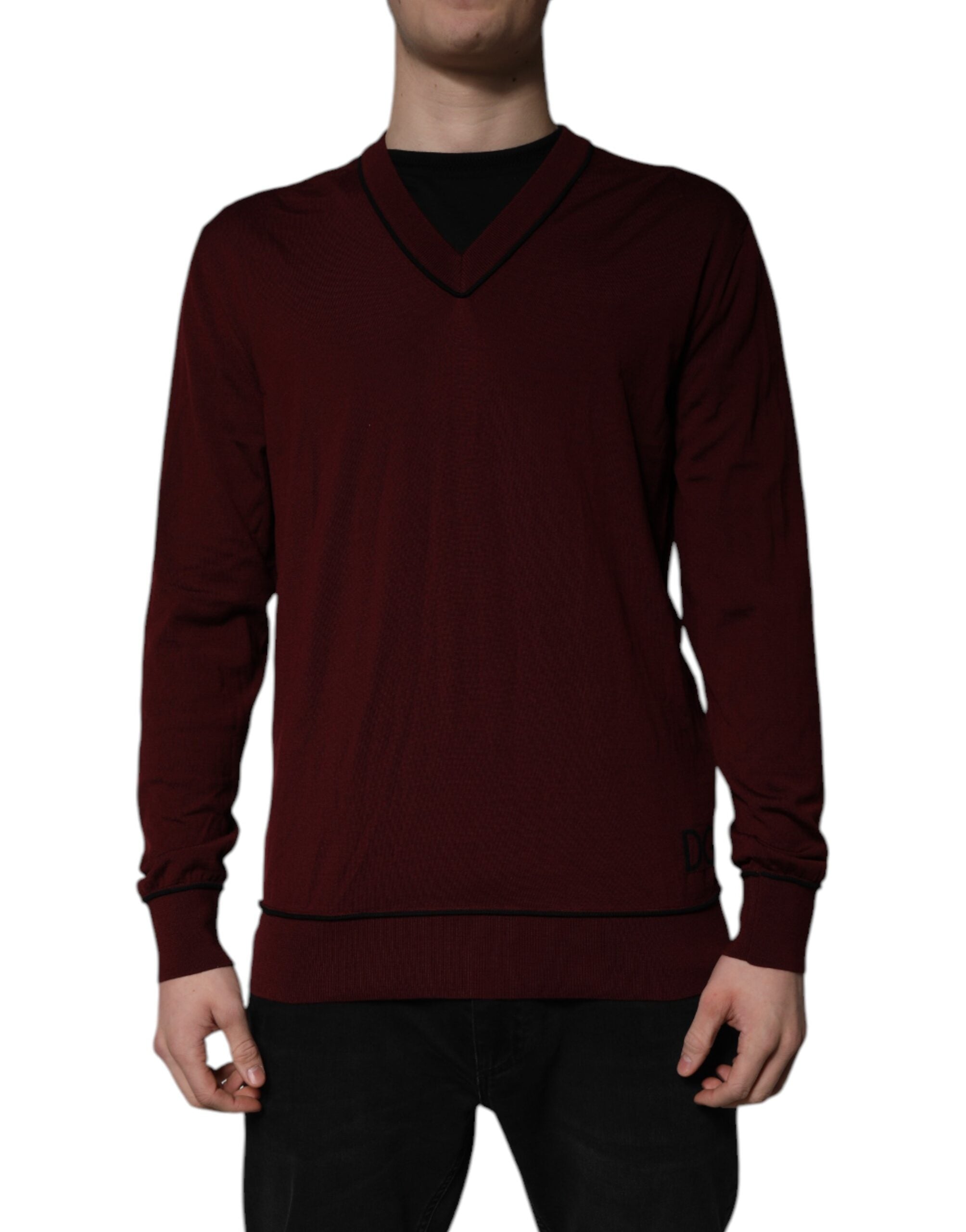 Pull homme en cachemire marron bordeaux Dolce & Gabbana avec col en V, élégant et doux, porté sur un mannequin gris.