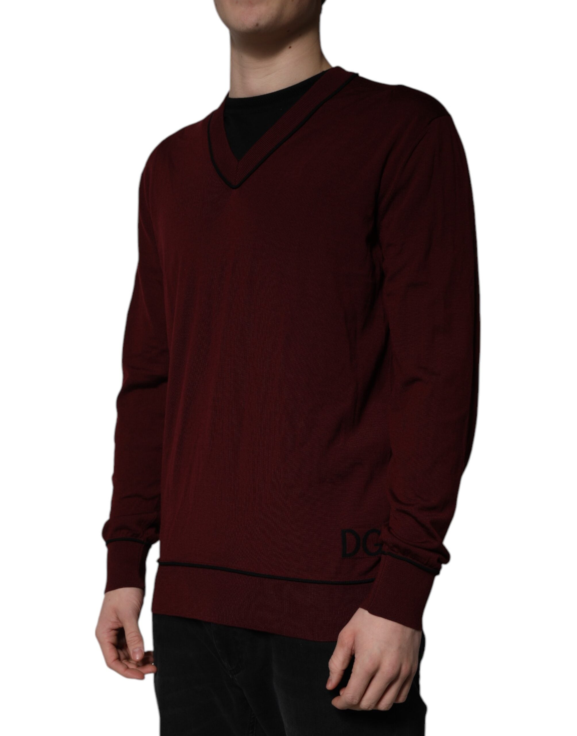 Pull en cachemire bordeaux Dolce & Gabbana à col en V pour homme, pull chaud et élégant avec finition soignée.
