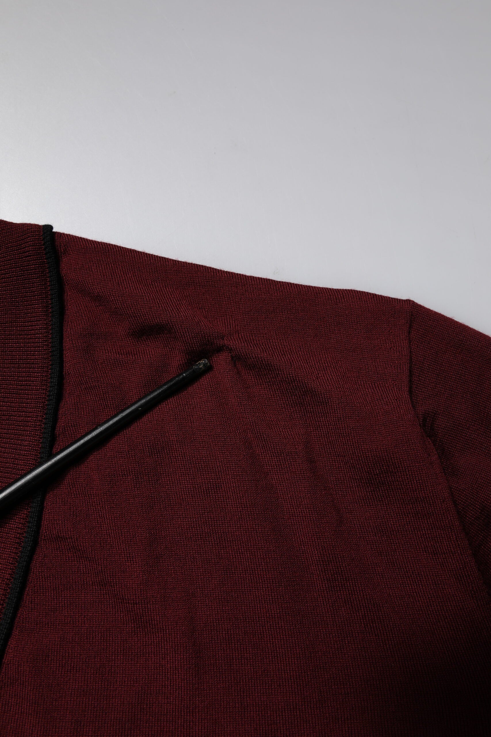 Pull noir pour homme Dolce & Gabbana en cachemire marron avec col en V, doux et élégant, visible en gros plan.