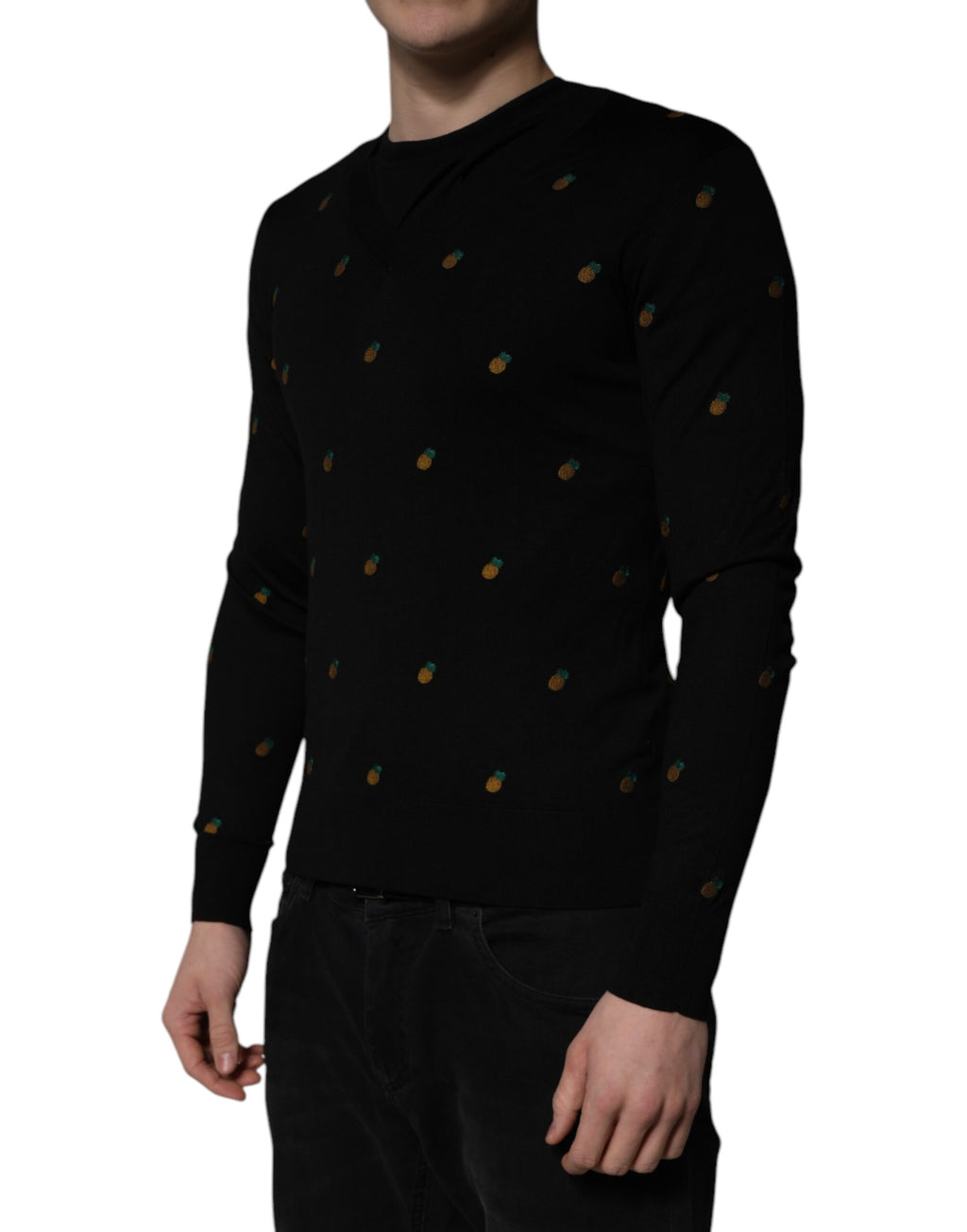 Pull noir Dolce & Gabbana avec motif ananas, col rond, en laine, porté sur un mannequin.