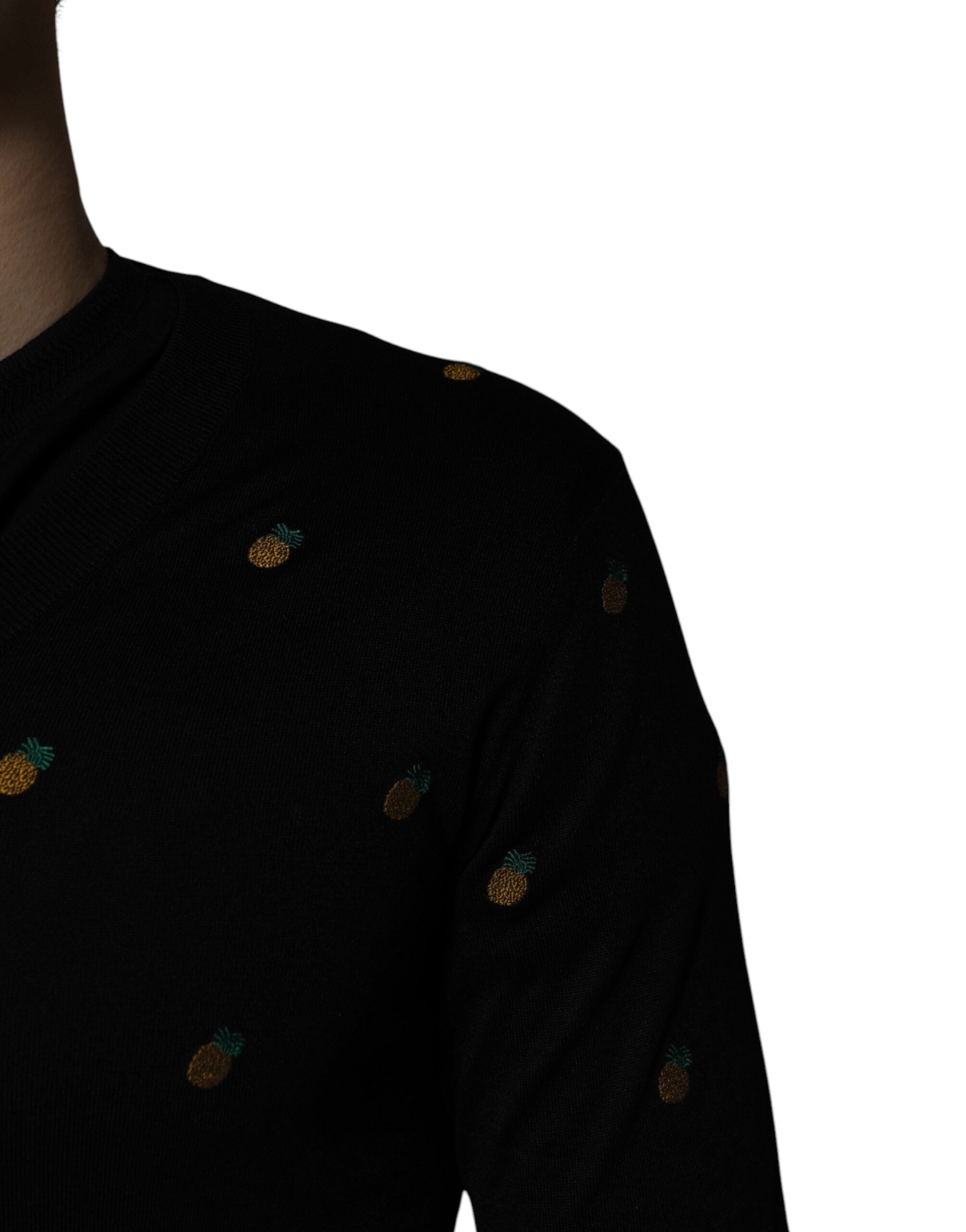 Pull noir Dolce & Gabbana en maille avec motif ananas, col rond, porté sur mannequin.