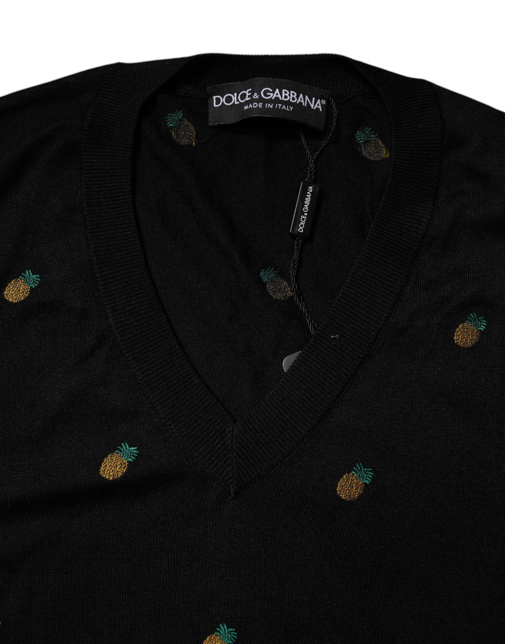 Pull à col ras du cou noir Dolce & Gabbana avec motif ananas en laine mélangée, visible en détail dans l'image.