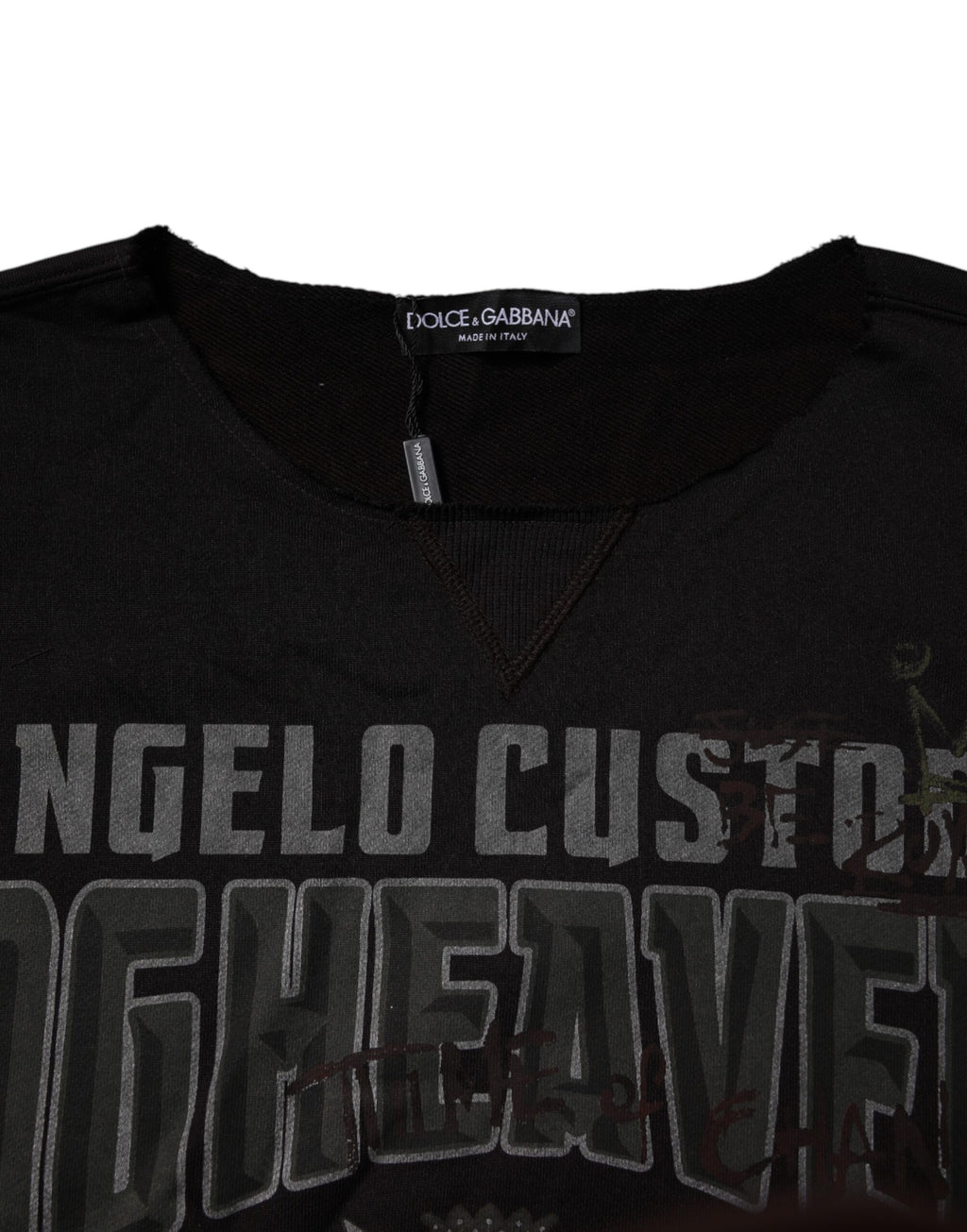 Pull-over à col rond noir Dolce & Gabbana DG Heaven en laine, visible en gros plan sur le modèle.