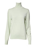 Pull en laine vert clair Dolce & Gabbana avec col roulé, sweater élégant porté sur un mannequin.