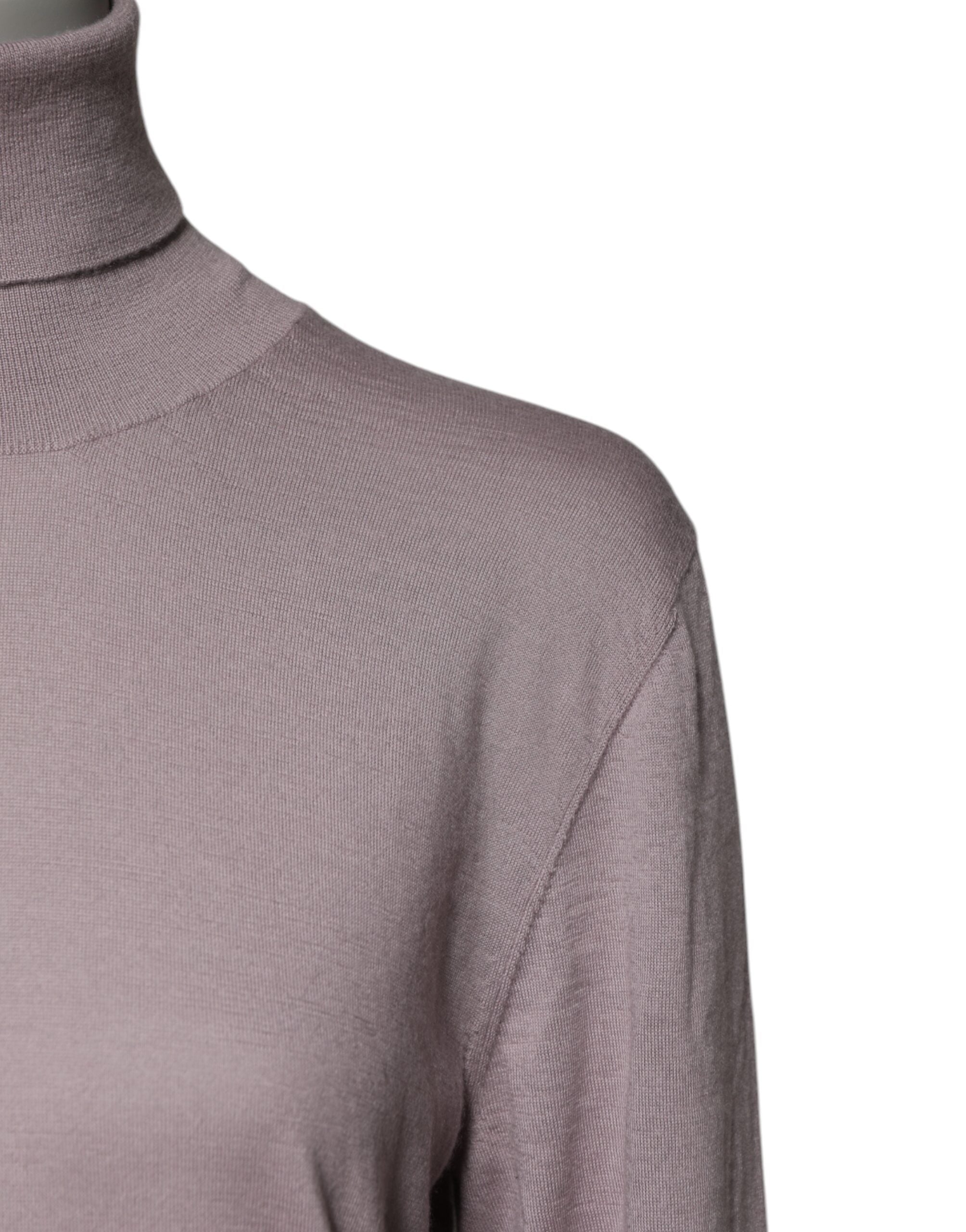 Pull en cachemire marron Dolce & Gabbana à col roulé, détail confortable et élégant, parfait pour un look sophistiqué et chaud.
