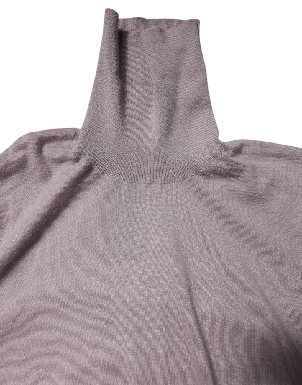 Pull en cachemire marron Dolce & Gabbana avec col roulé, vue de face, détails doux et texture confortable visible.