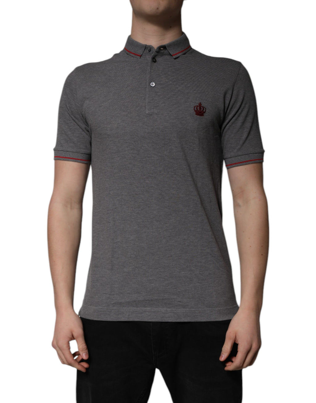T-shirt polo gris en coton Dolce & Gabbana avec col en forme de couronne, élégant et décontracté, porté sur mannequin.