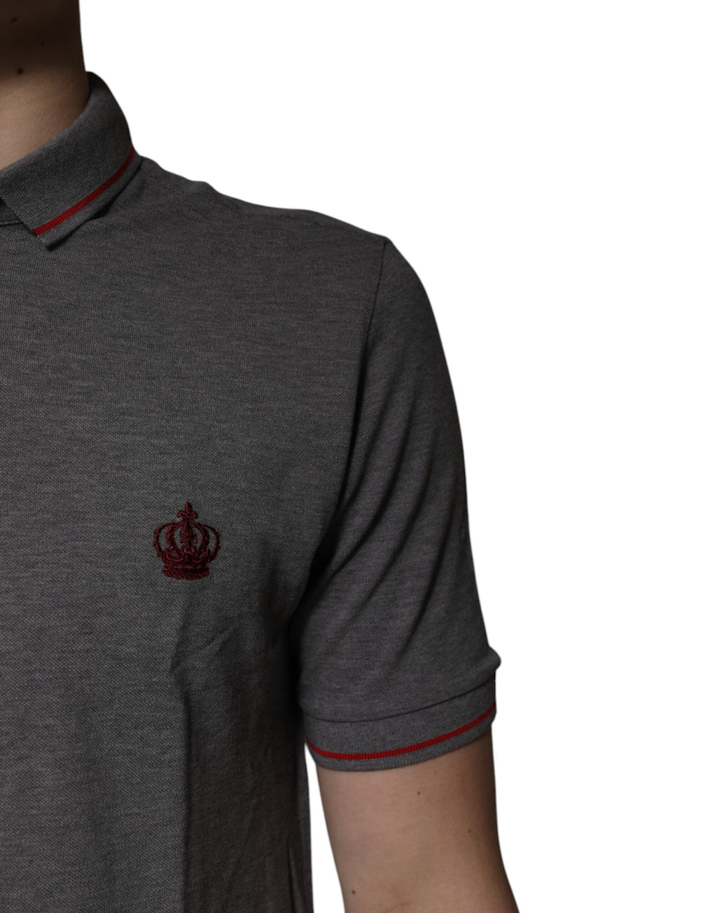 T-shirt polo gris en coton Dolce & Gabbana avec col en forme de couronne, vue de face, détail élégant et contemporain.