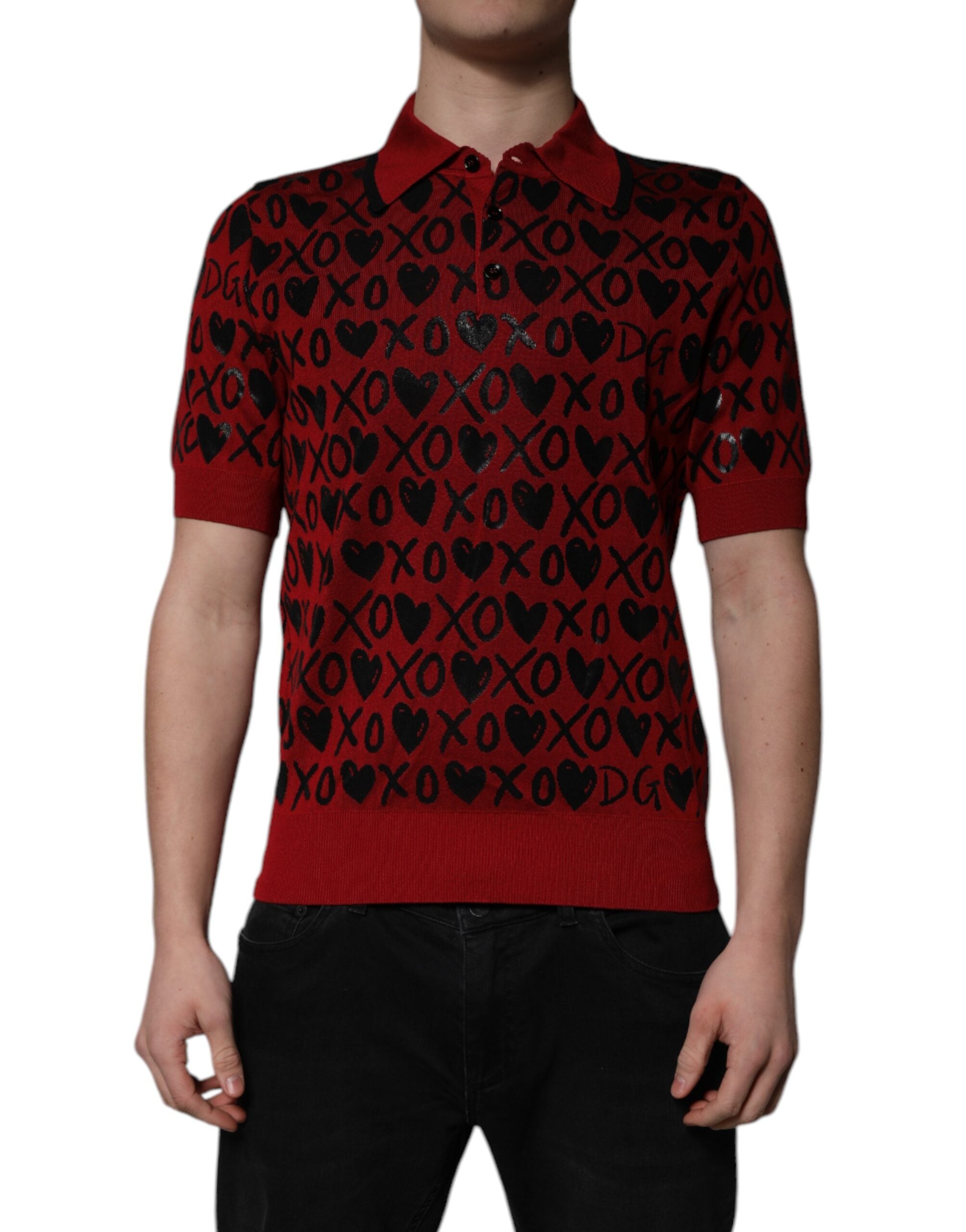 T-shirt polo rouge en coton Dolce & Gabbana avec col et motif XOXO, vue frontale sur un fond neutre.