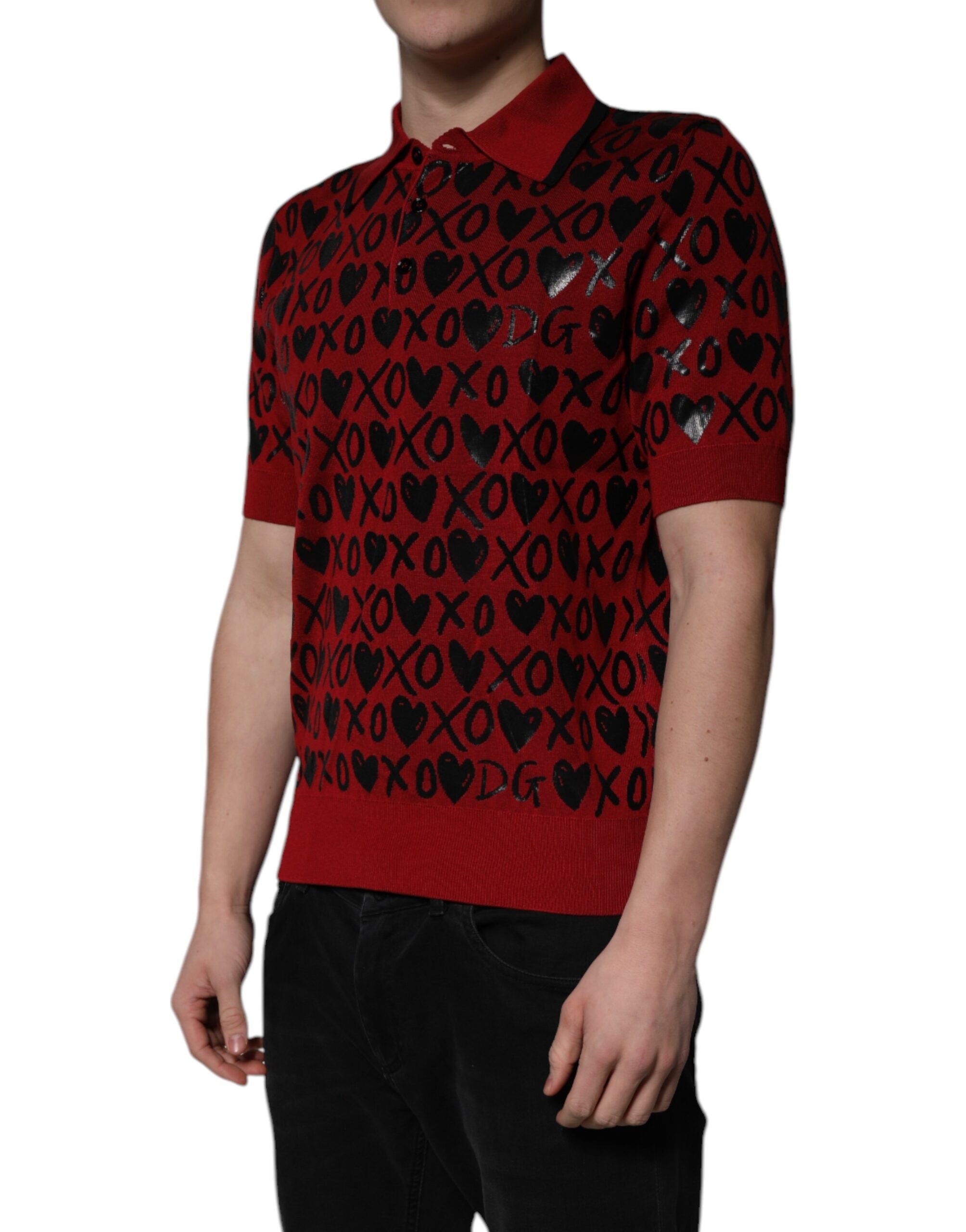 T-shirt polo rouge en coton Dolce & Gabbana avec col et motif XOXO, vue de face.