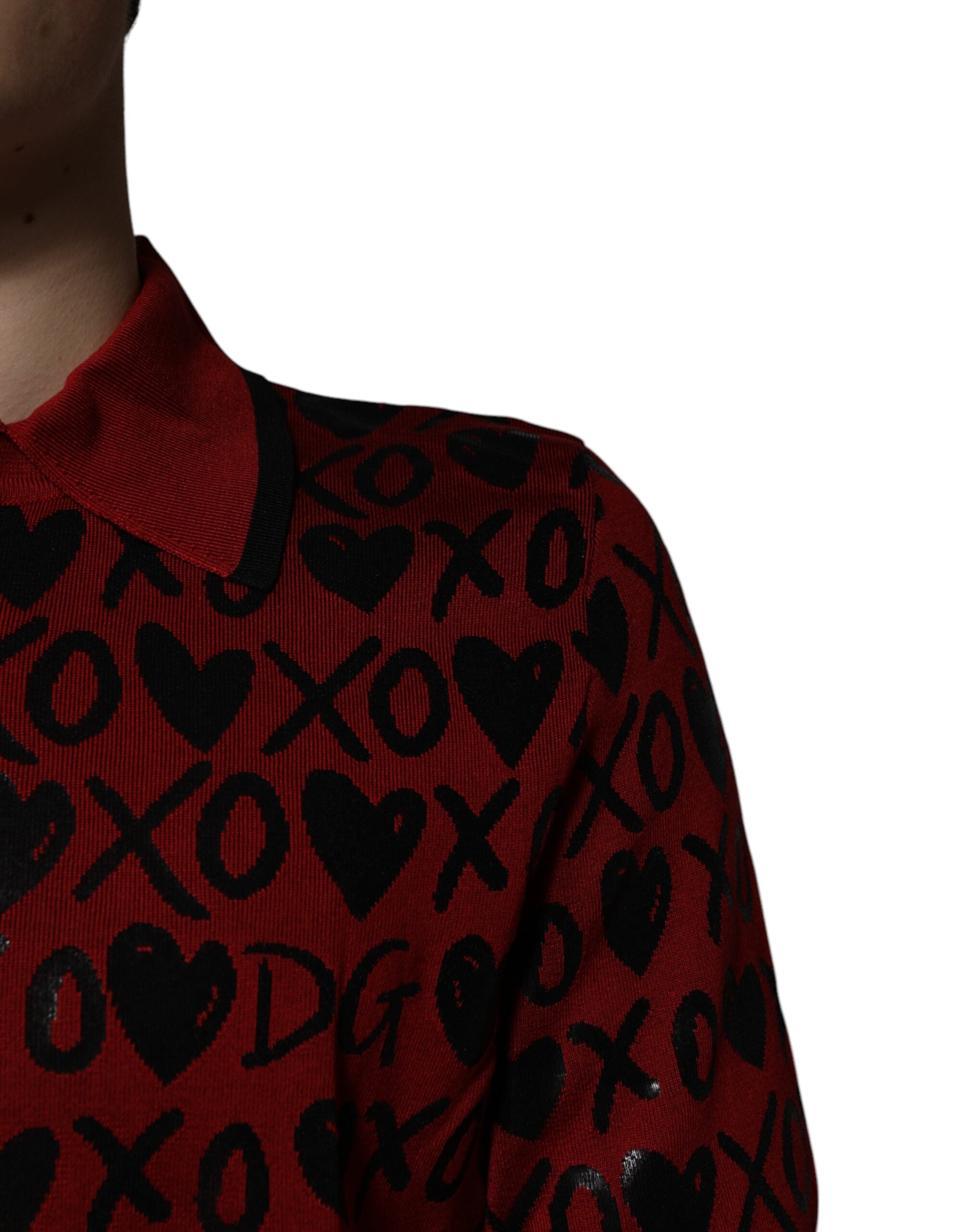 T-shirt polo rouge en coton Dolce & Gabbana avec col et motif XOXO, vue de face.
