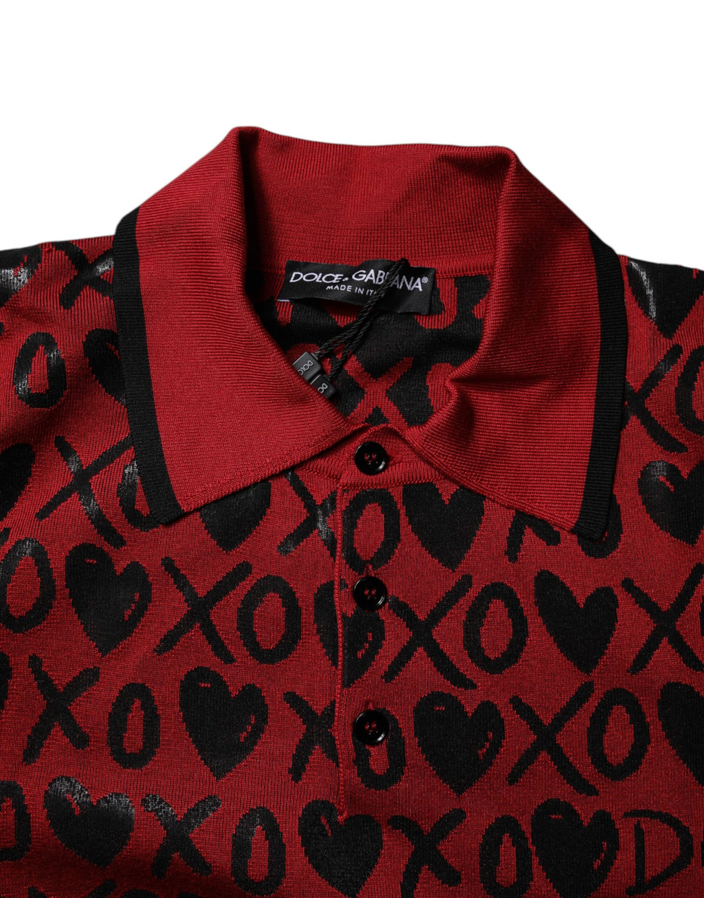 T-shirt polo rouge en coton Dolce & Gabbana avec col et motif XOXO, visible sur l'image.