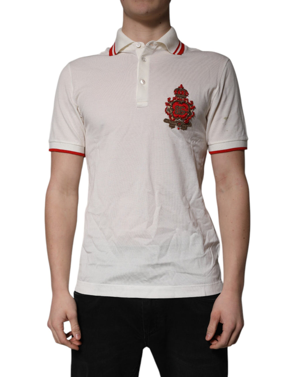 Polo blanc Dolce & Gabbana en coton avec logo, col classique, porté par un homme, style élégant et décontracté.