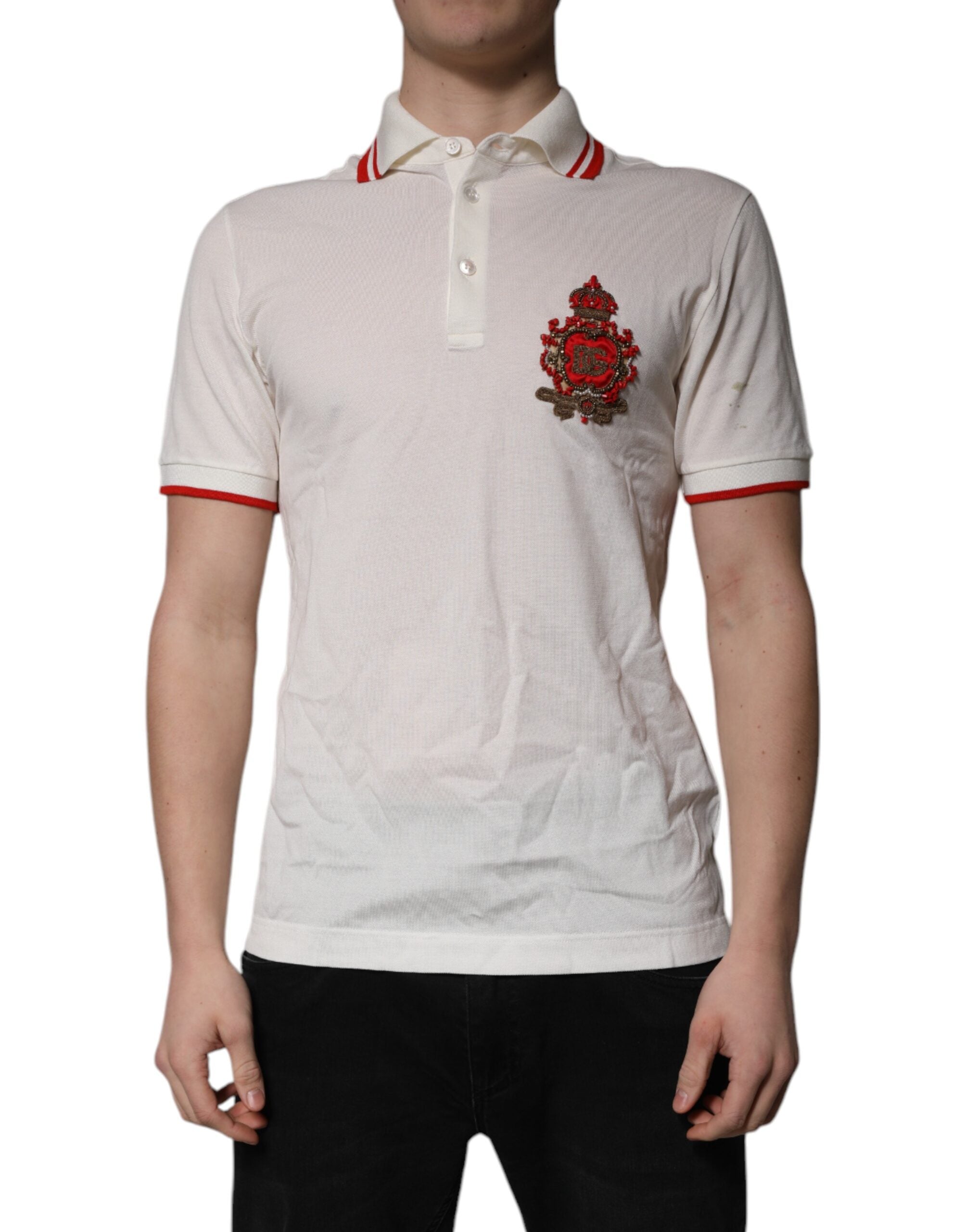 Polo blanc Dolce & Gabbana en coton avec logo, col classique, porté par un homme, style élégant et décontracté.