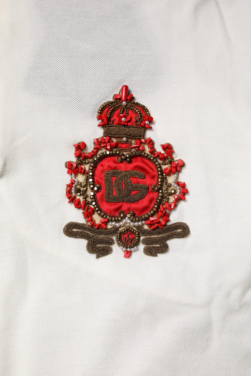 Polo homme Dolce & Gabbana blanc en coton avec logo, col boutonné et design élégant.