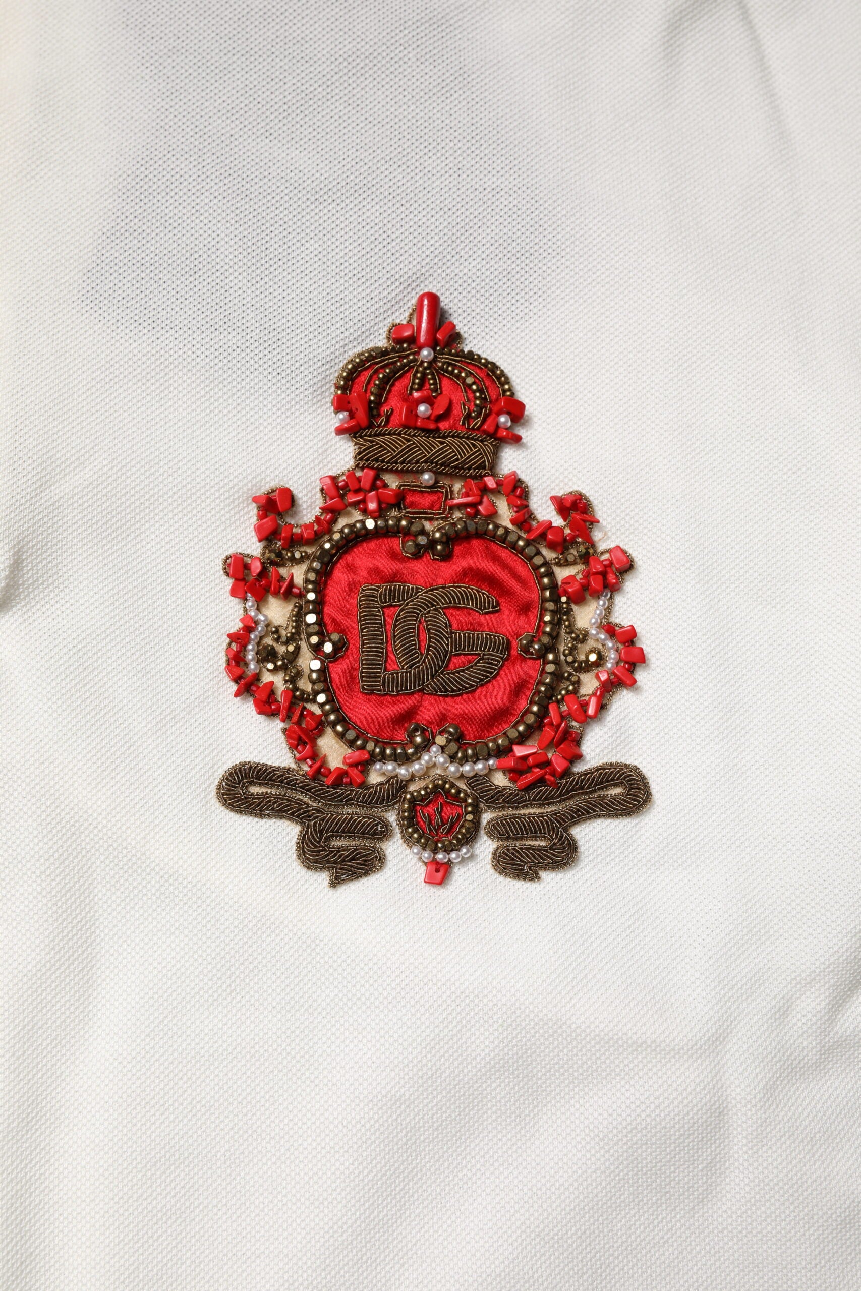 Polo homme Dolce & Gabbana blanc en coton avec logo, col boutonné et design élégant.