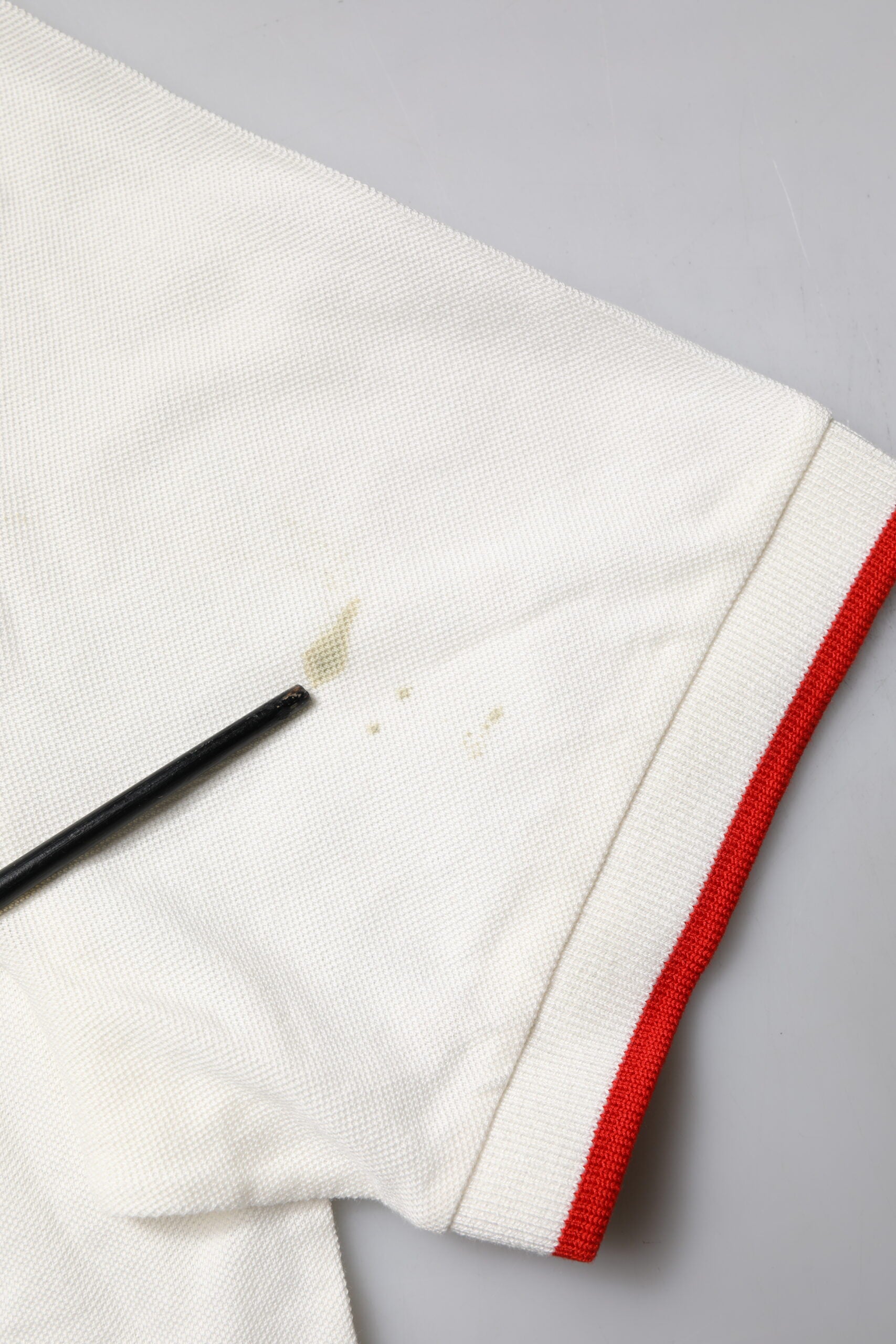 Polo blanc pour homme Dolce & Gabbana en coton avec logo, col à revers, élégante chemise casual.