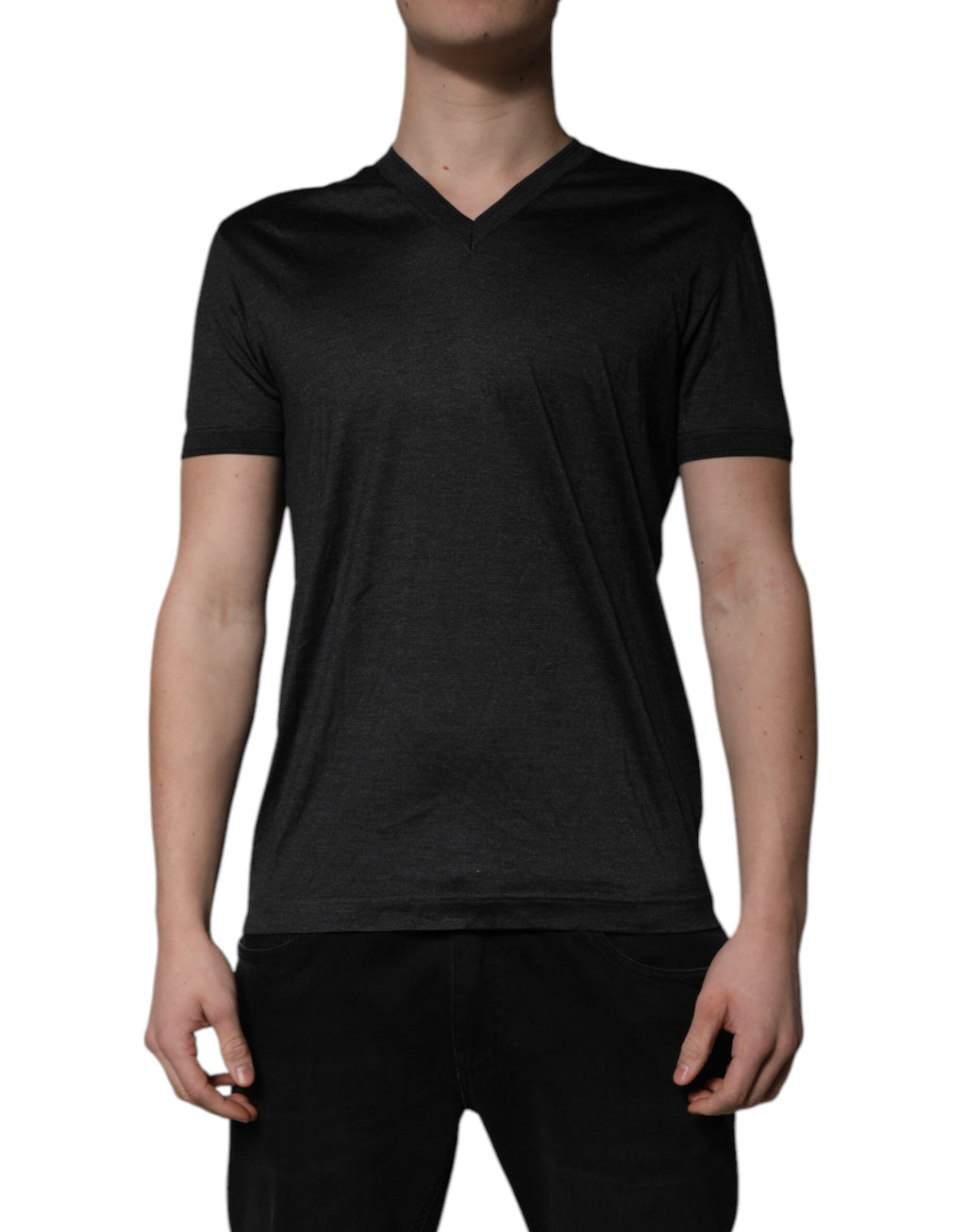 T-shirt Dolce & Gabbana en soie gris foncé à col en V et manches courtes, vue de face.