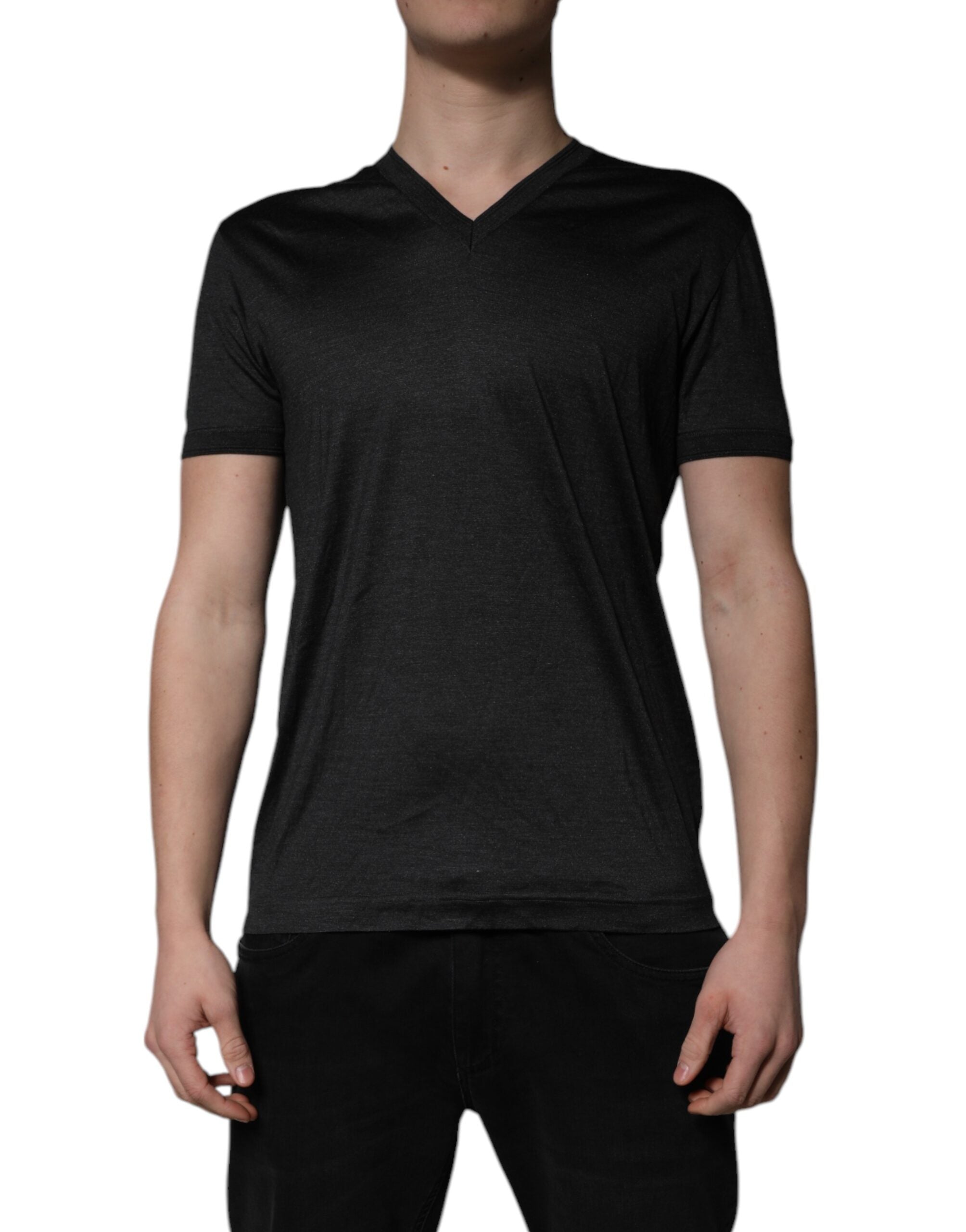T-shirt Dolce & Gabbana en soie gris foncé à col en V et manches courtes, vue de face.