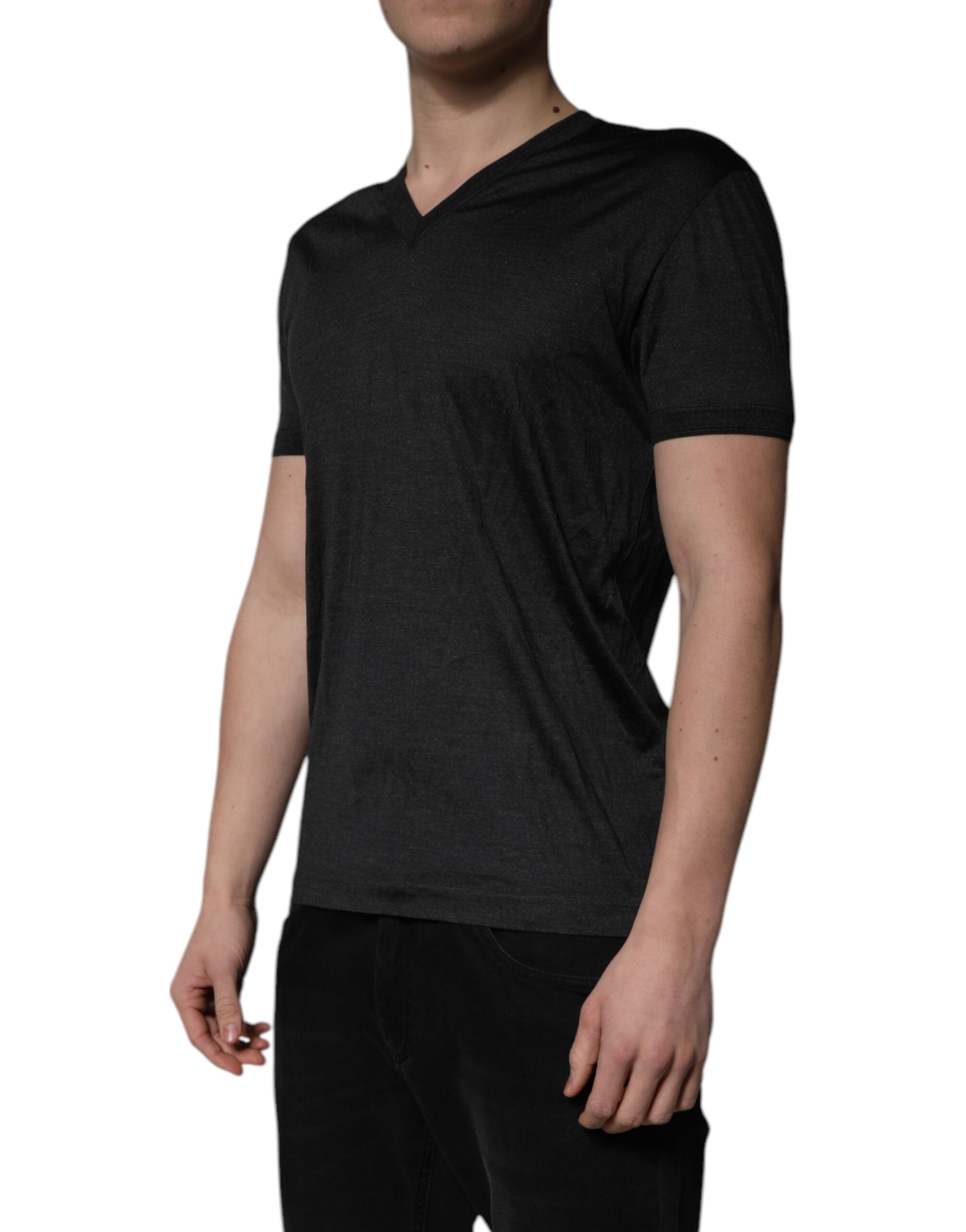 T-shirt en soie gris foncé à col en V à manches courtes de Dolce & Gabbana, vue de face.