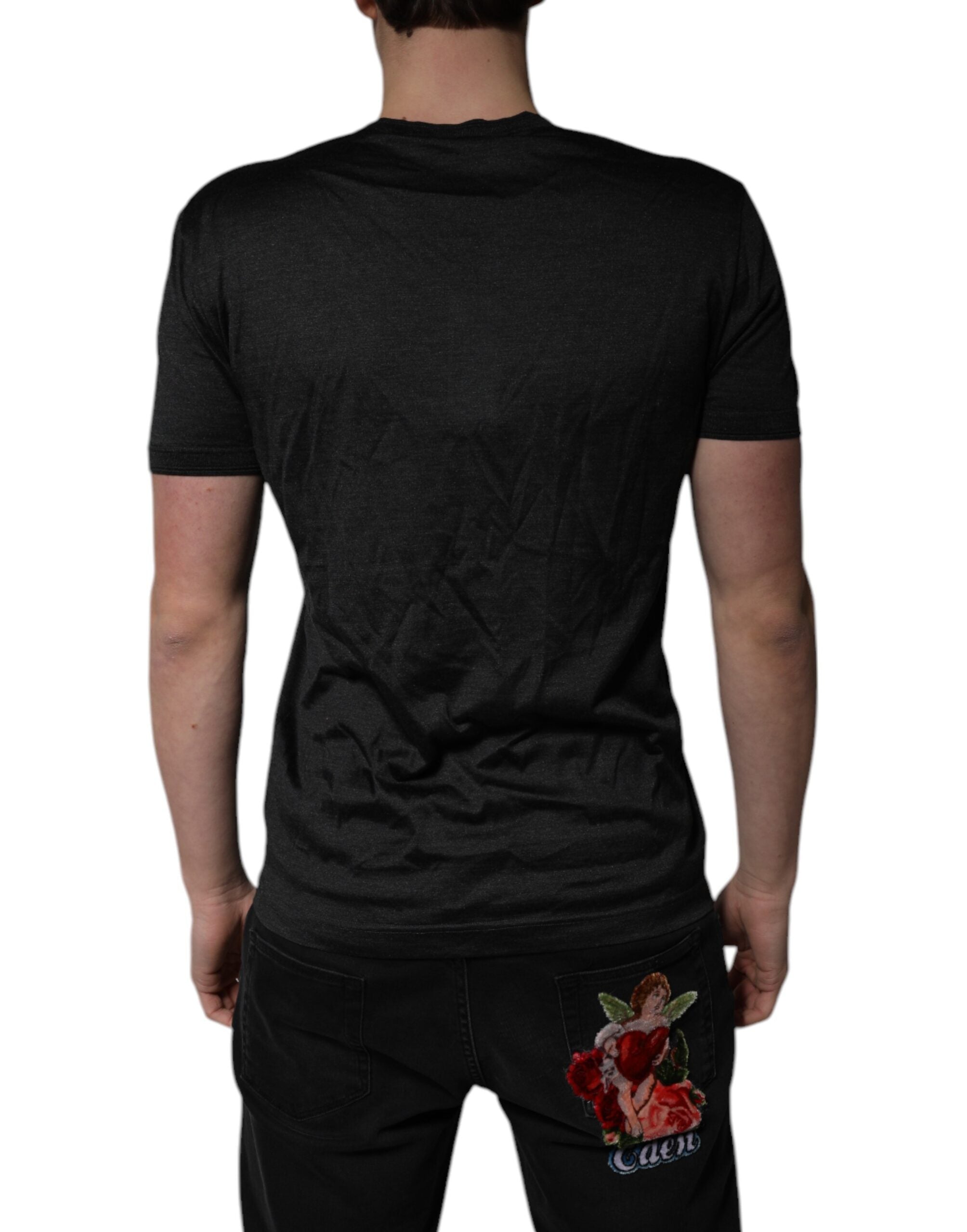 T-shirt en soie gris foncé à col en V et manches courtes de Dolce & Gabbana, vue de face.
