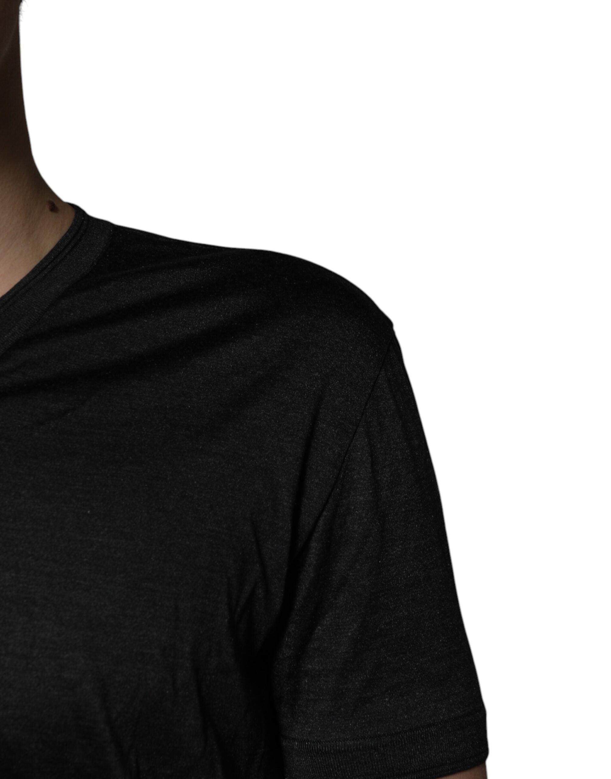 T-shirt en soie gris foncé à col en V et manches courtes de Dolce & Gabbana, vue de face.