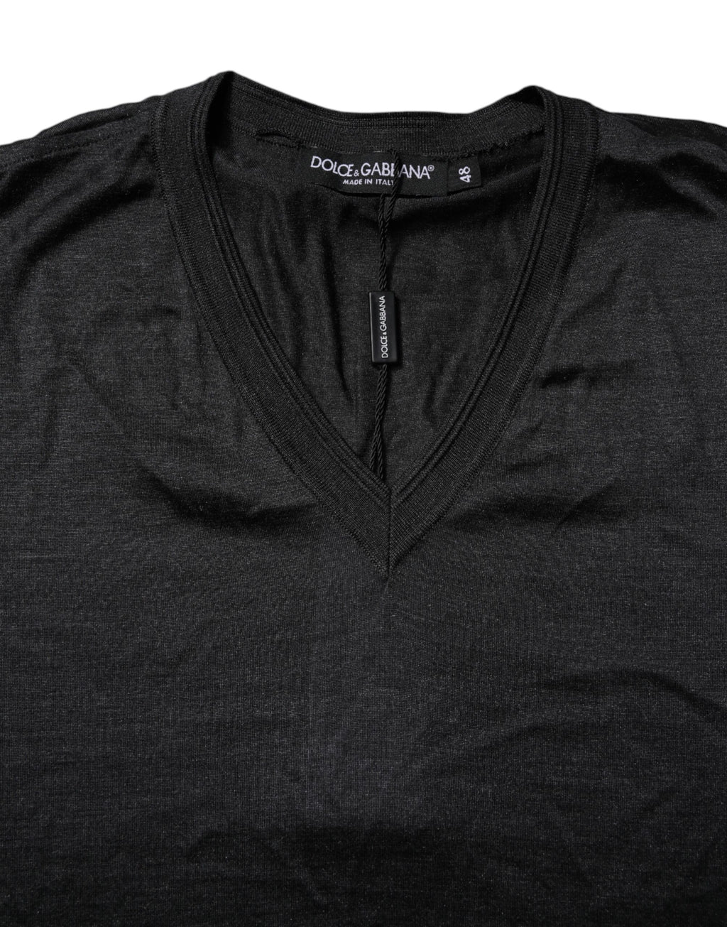 T-shirt en soie gris foncé à col en V et manches courtes de Dolce & Gabbana, vue de face.