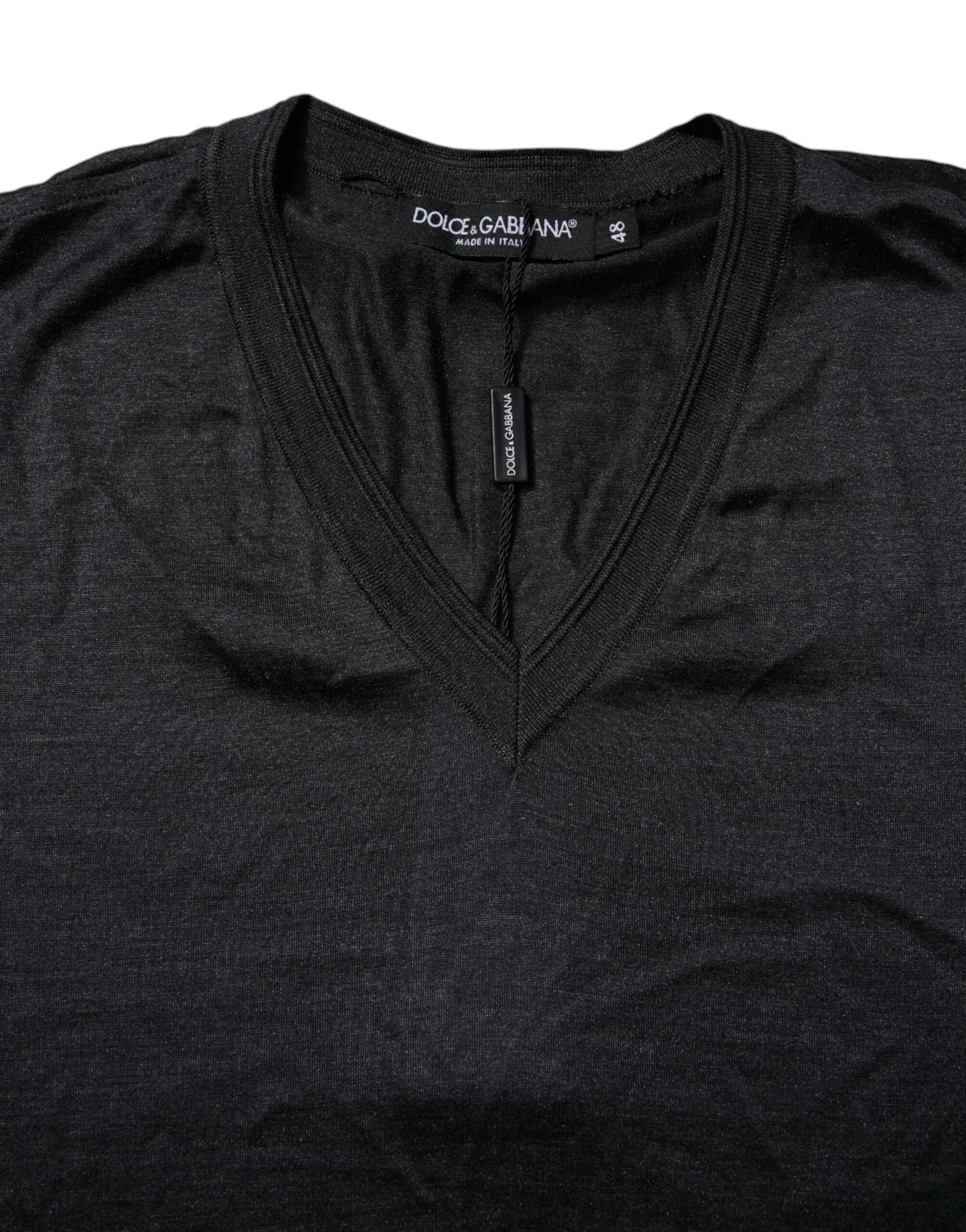 T-shirt en soie gris foncé à col en V et manches courtes de Dolce & Gabbana, vue de face.