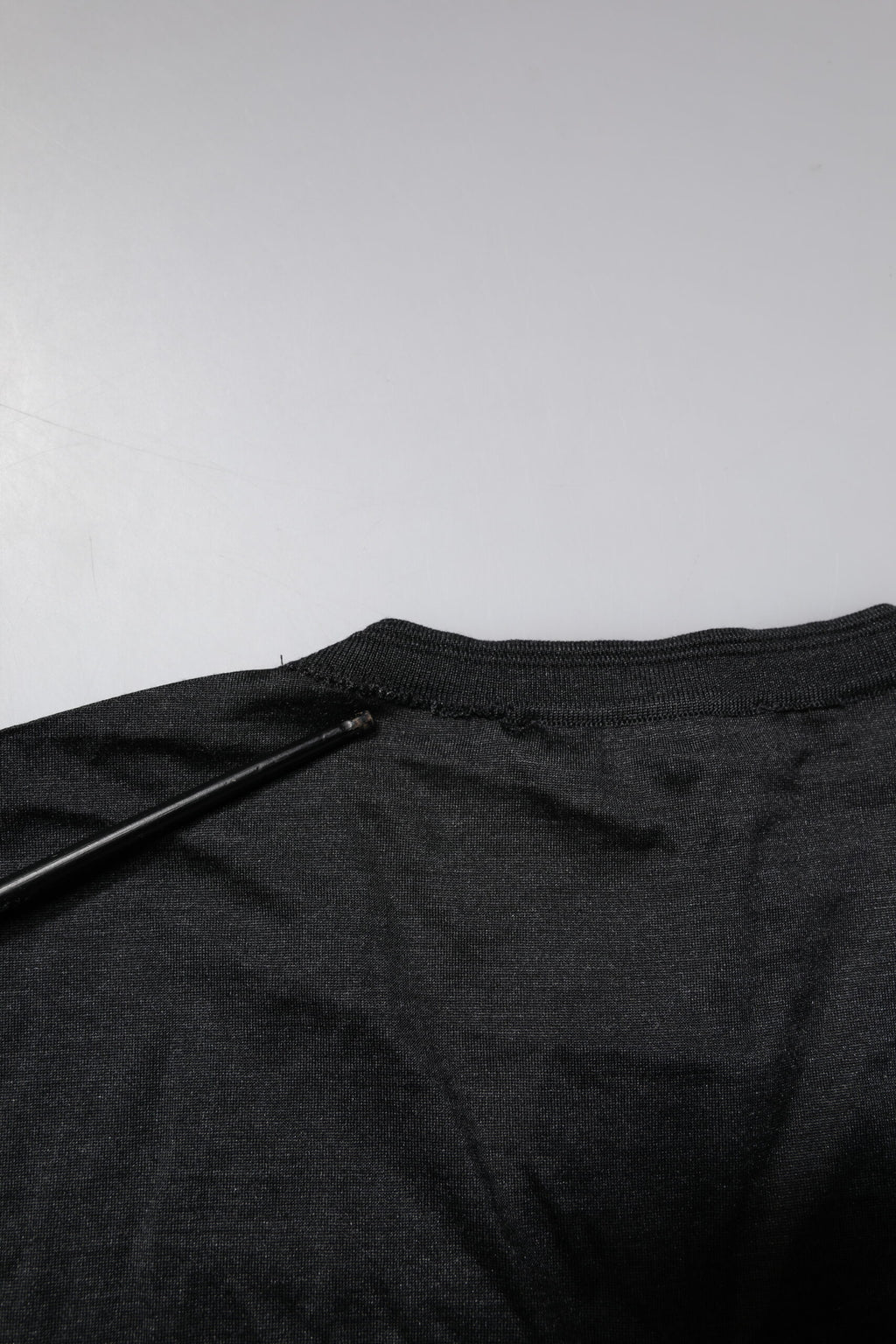 T-shirt en soie gris foncé à col en V à manches courtes de Dolce & Gabbana, vue de face.