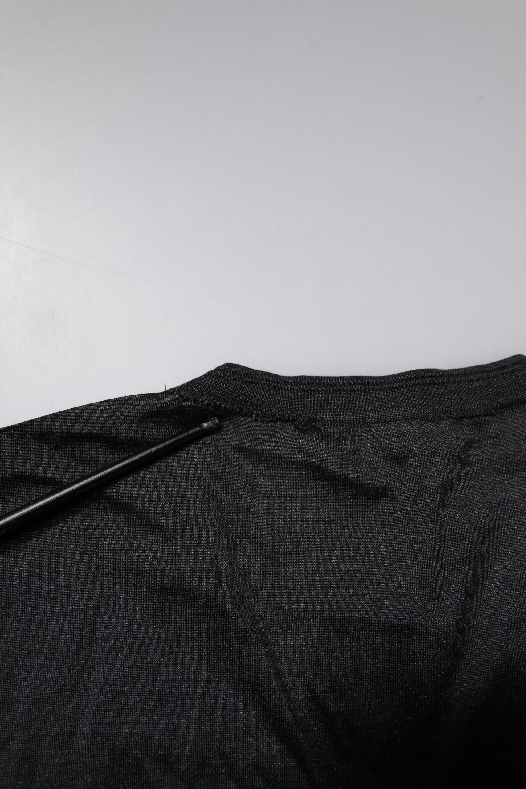 T-shirt en soie gris foncé à col en V à manches courtes de Dolce & Gabbana, vue de face.