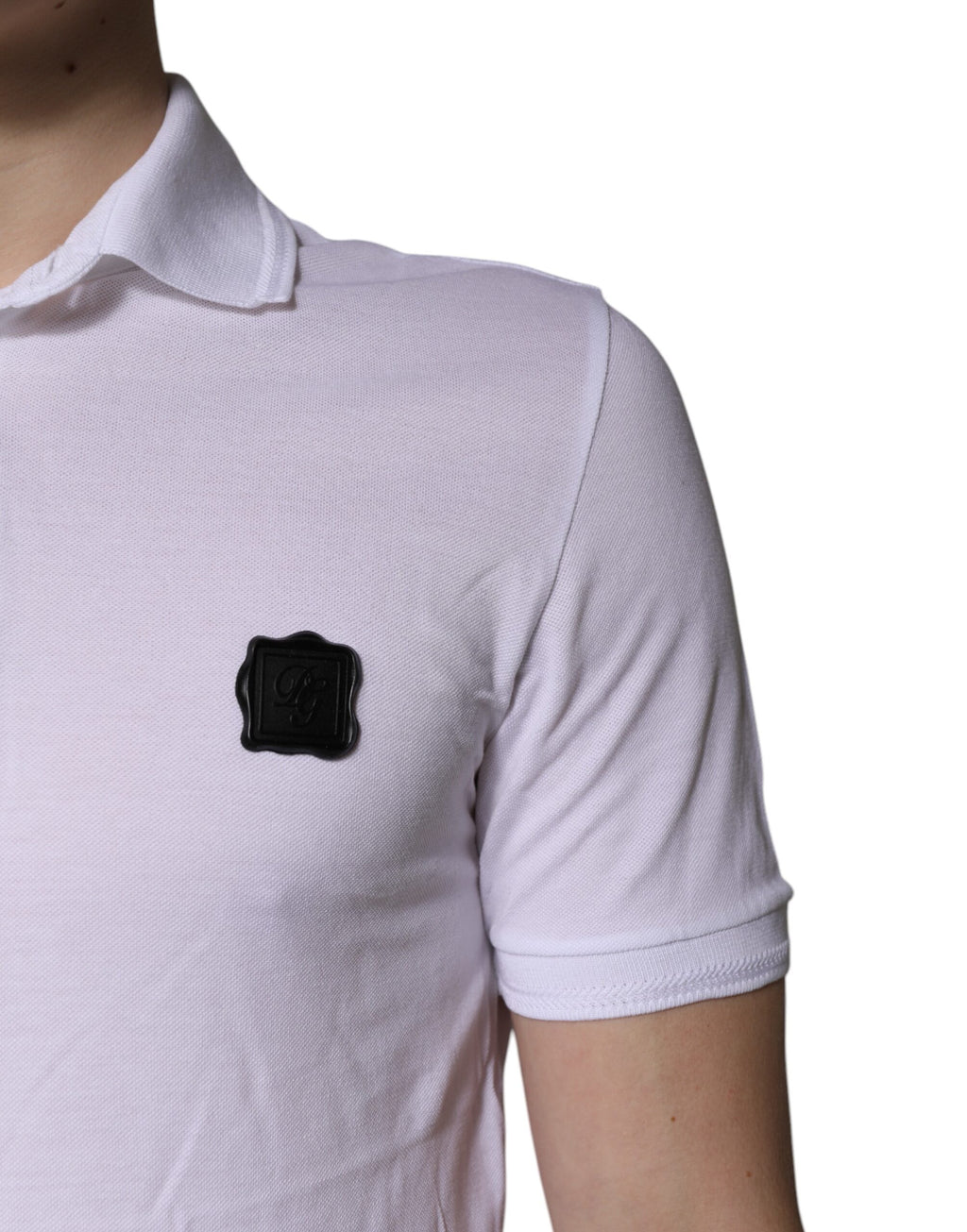 T-shirt polo blanc en coton Dolce & Gabbana avec logo, col classique, vue de face, mode élégante et décontractée.