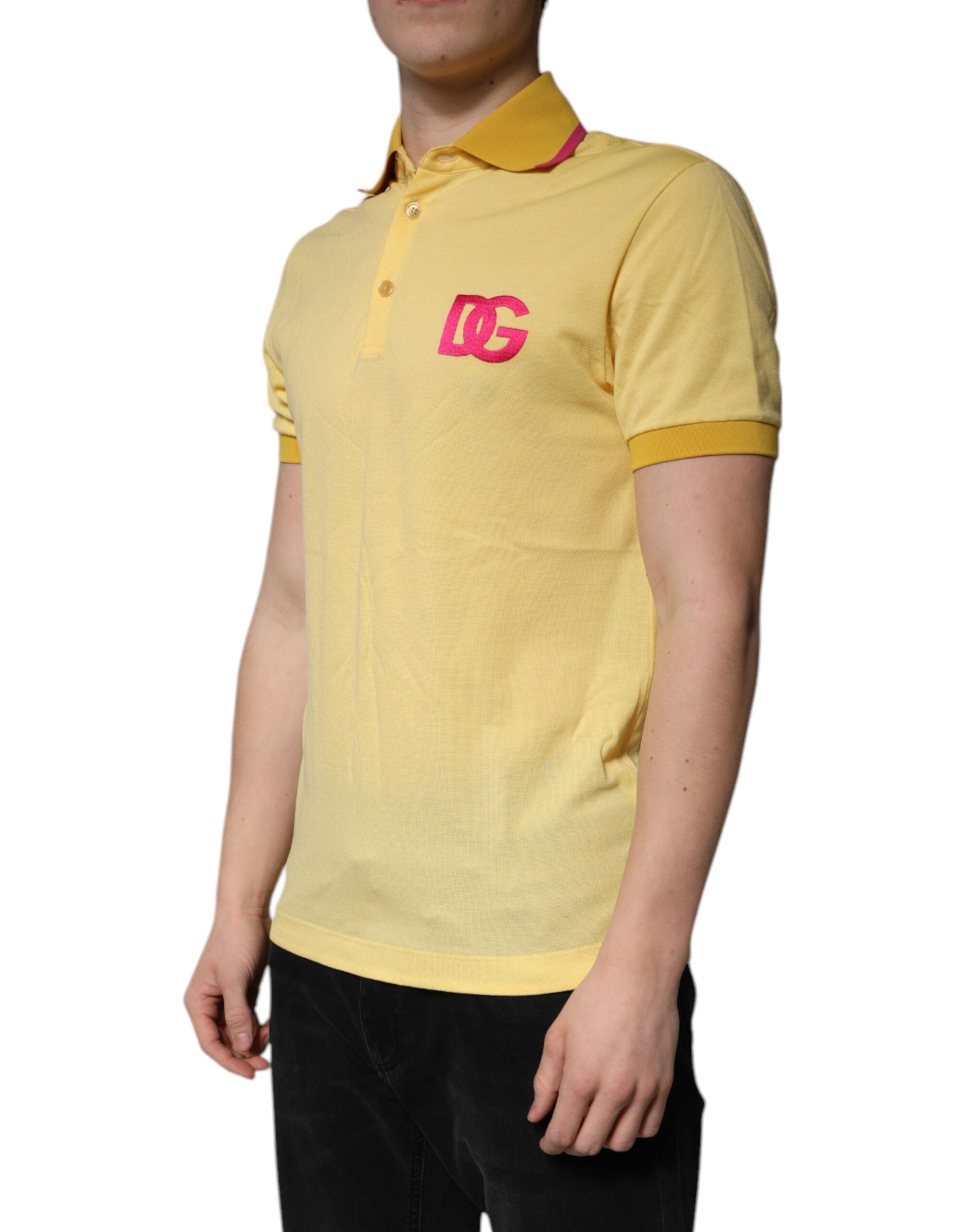 Polo en coton jaune Dolce & Gabbana avec col et logo, vue de face, détail de la texture et du design du t-shirt.