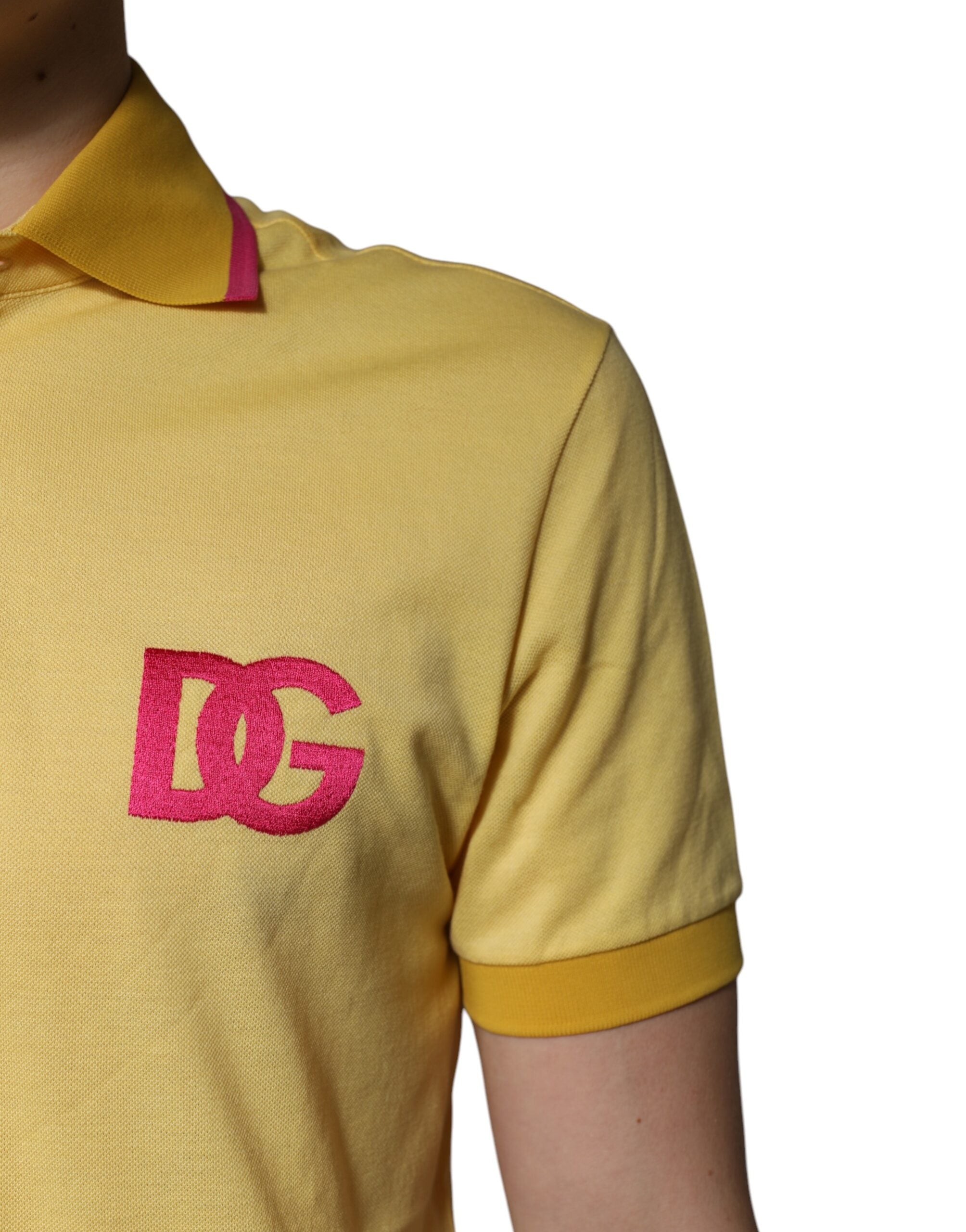 T-shirt polo jaune en coton Dolce & Gabbana avec logo, col classique et coupe ajustée, vue de face.