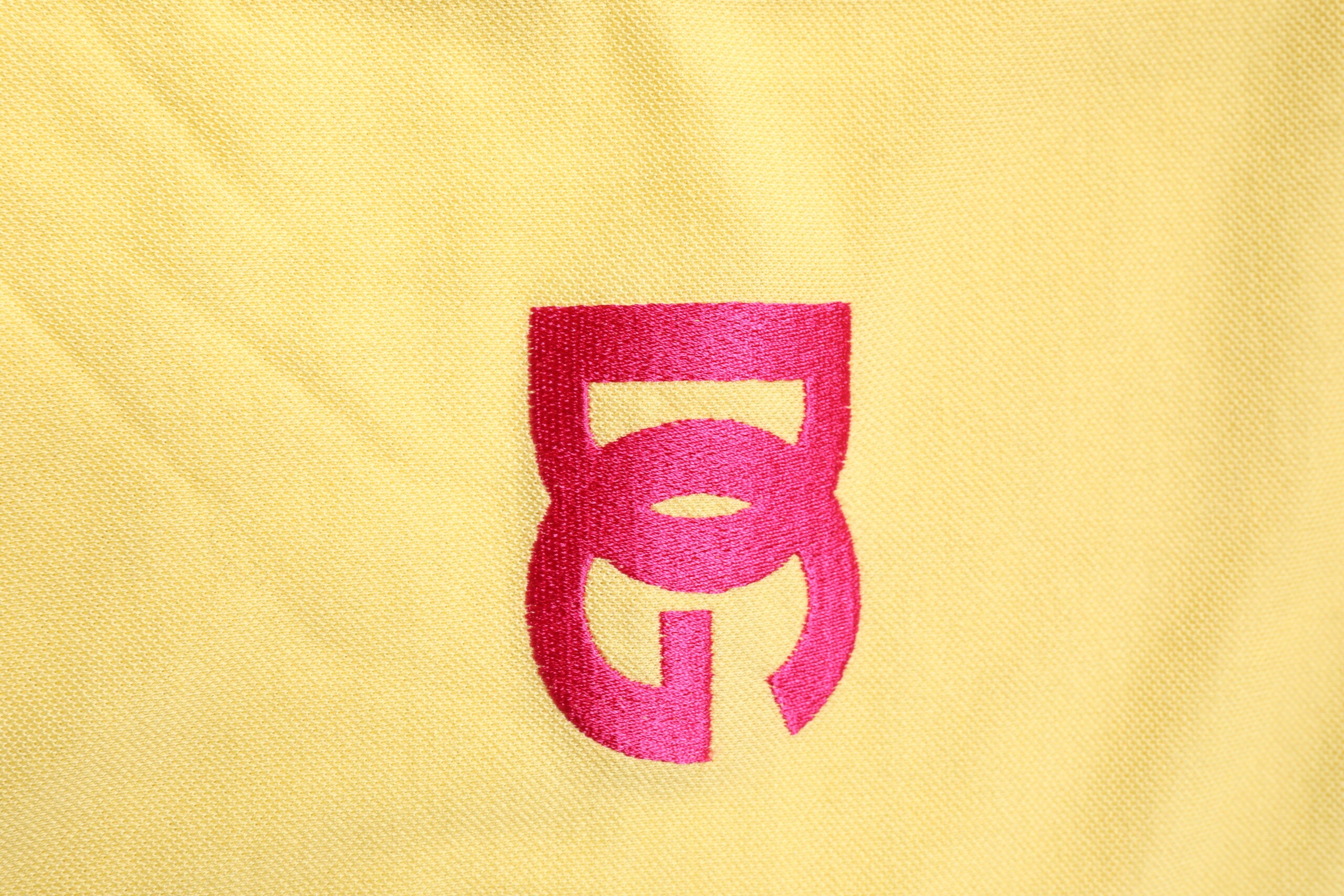 Polo en coton jaune Dolce & Gabbana avec col et logo, vue de face, style élégant et décontracté